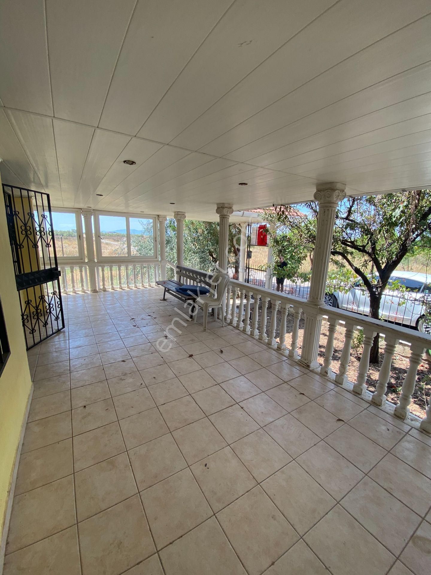 Dikili Güven Emlak'tan Cumhuriyet Mahallesinde Denize Sıfır Satılık Villa - Görsel 10