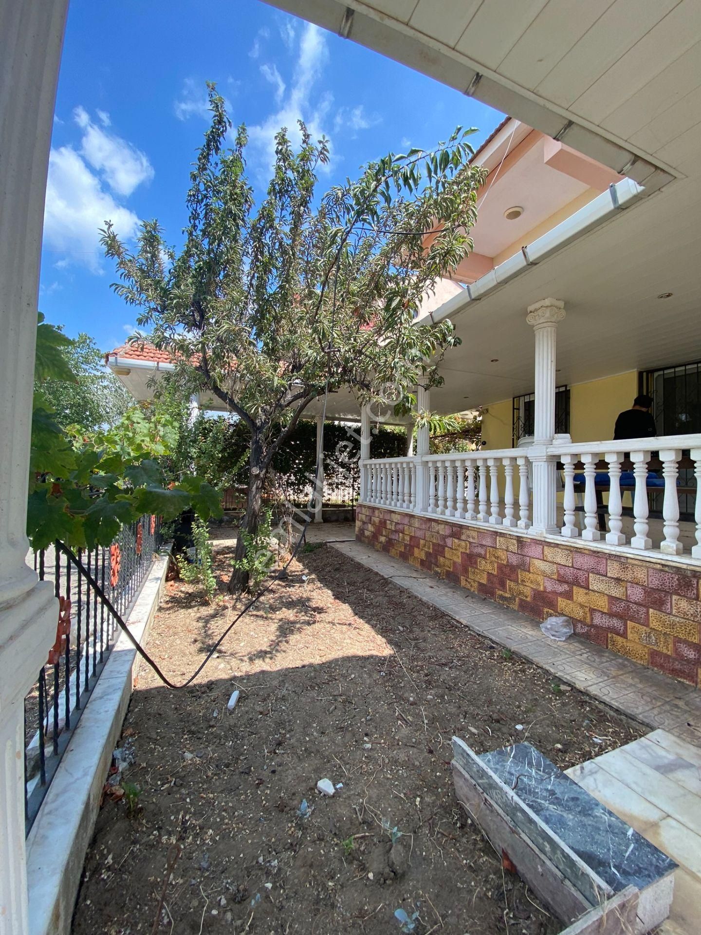 Dikili Güven Emlak'tan Cumhuriyet Mahallesinde Denize Sıfır Satılık Villa - Görsel 6