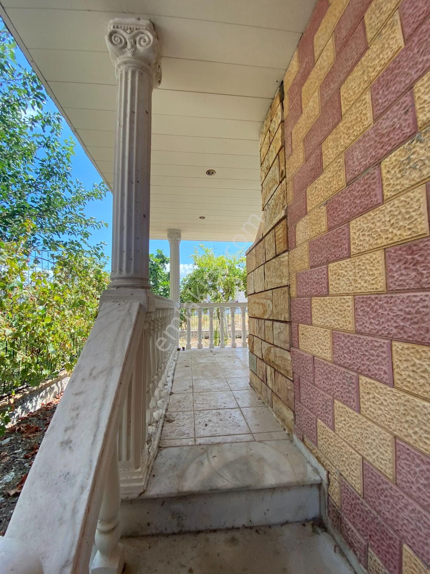 Dikili Güven Emlak'tan Cumhuriyet Mahallesinde Denize Sıfır Satılık Villa - Görsel 7