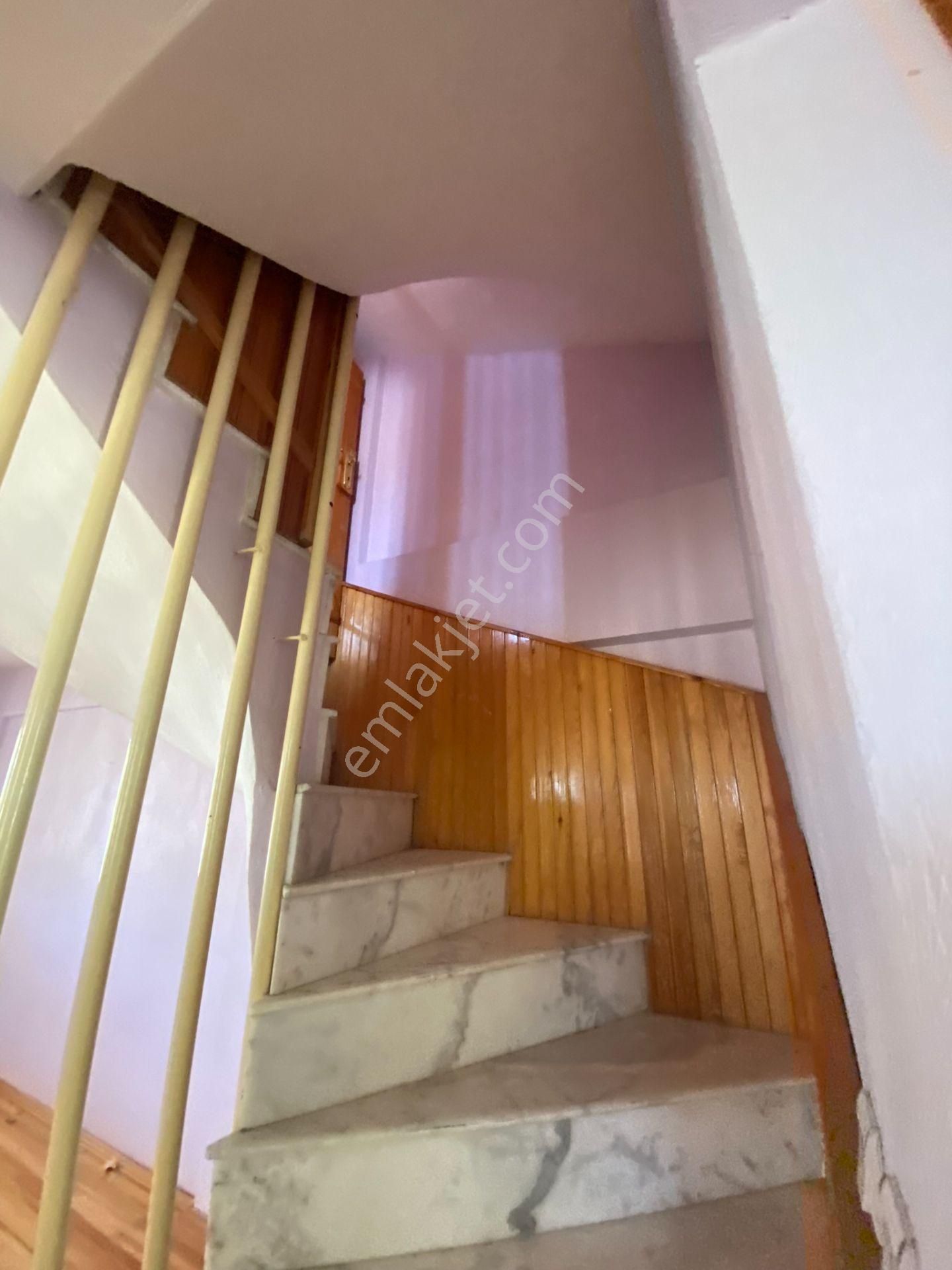 Dikili Güven Emlak'tan Cumhuriyet Mahallesinde Denize Sıfır Satılık Villa - Görsel 20