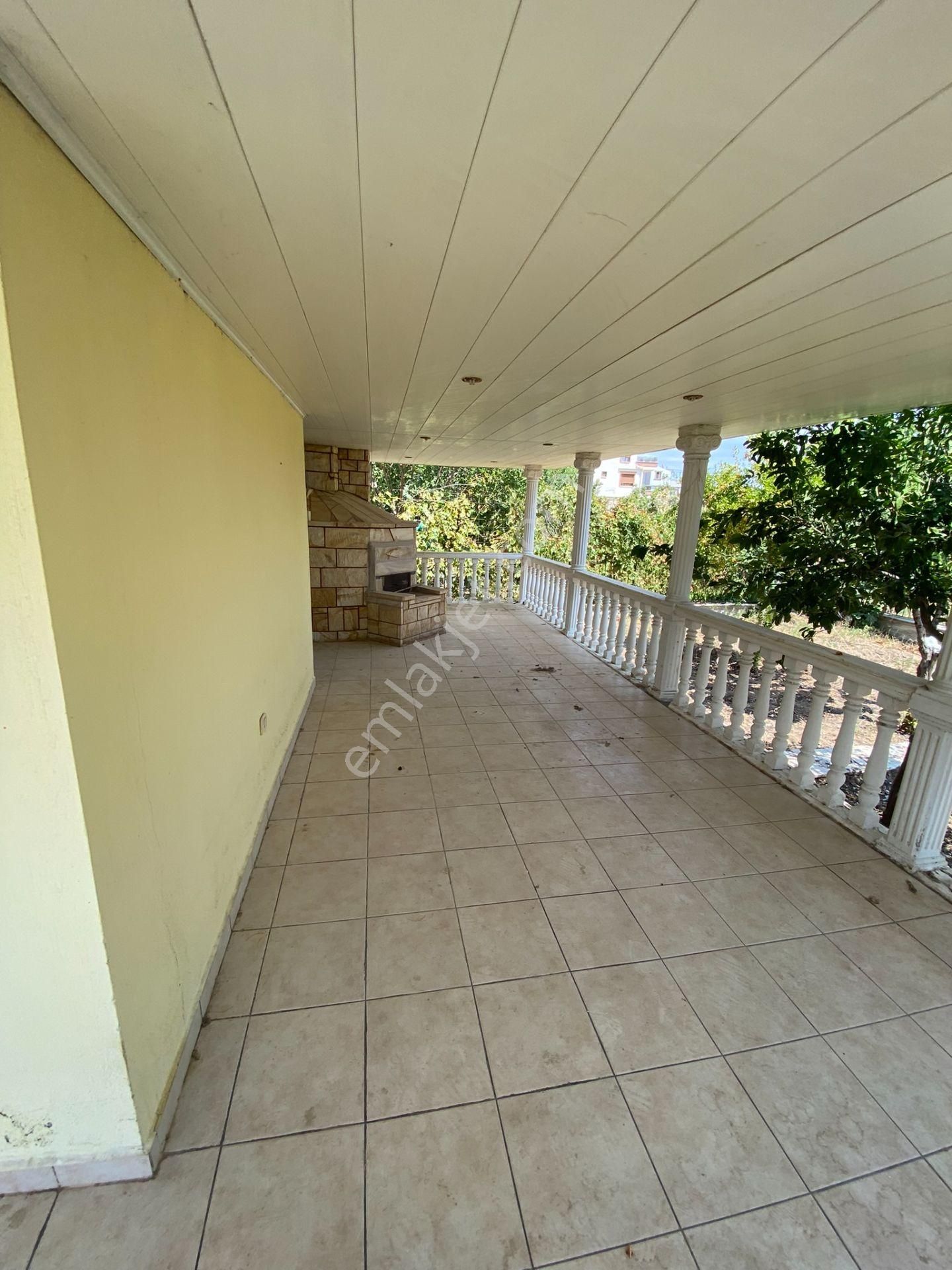 Dikili Güven Emlak'tan Cumhuriyet Mahallesinde Denize Sıfır Satılık Villa - Görsel 24