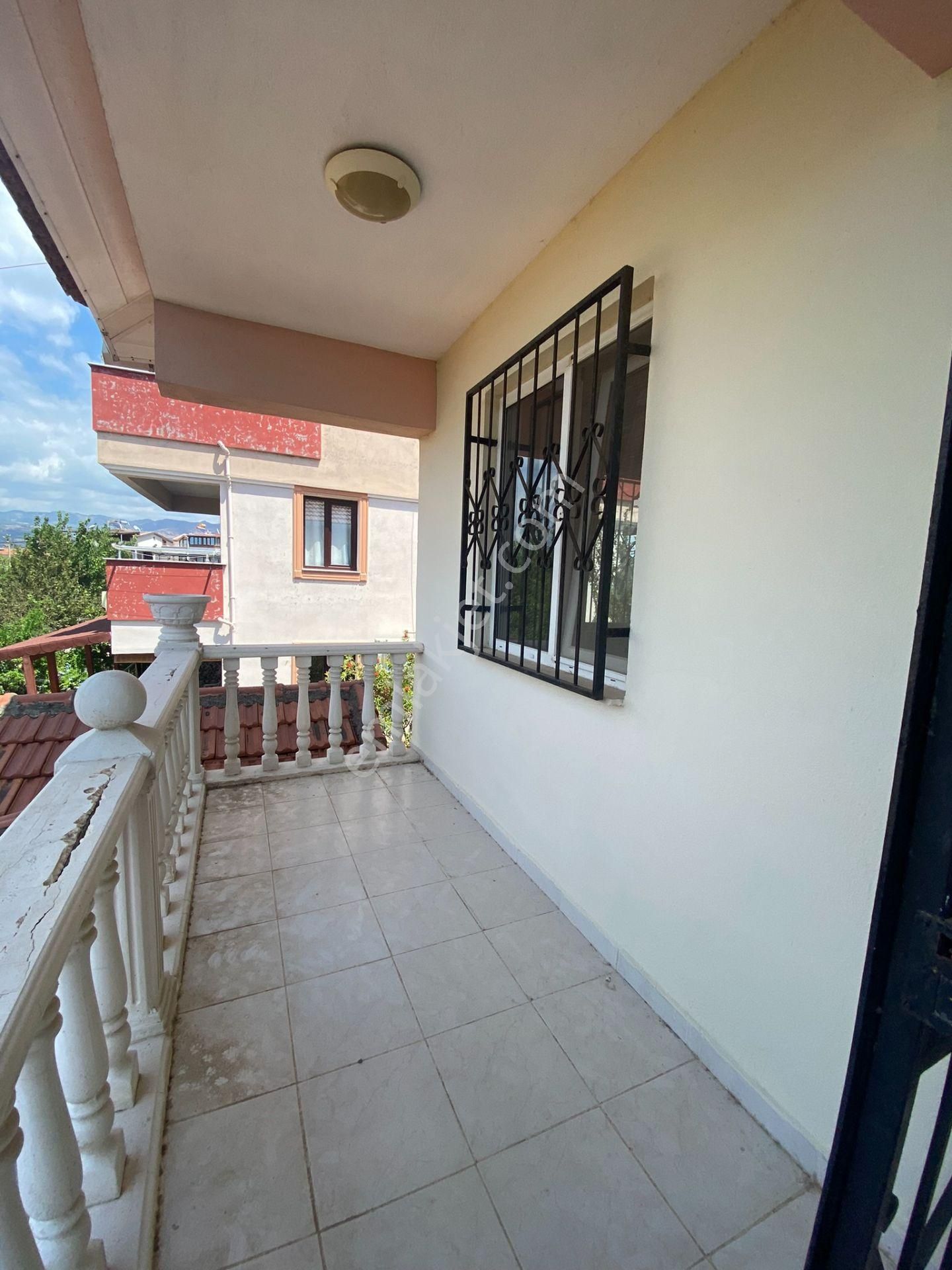 Dikili Güven Emlak'tan Cumhuriyet Mahallesinde Denize Sıfır Satılık Villa - Görsel 27