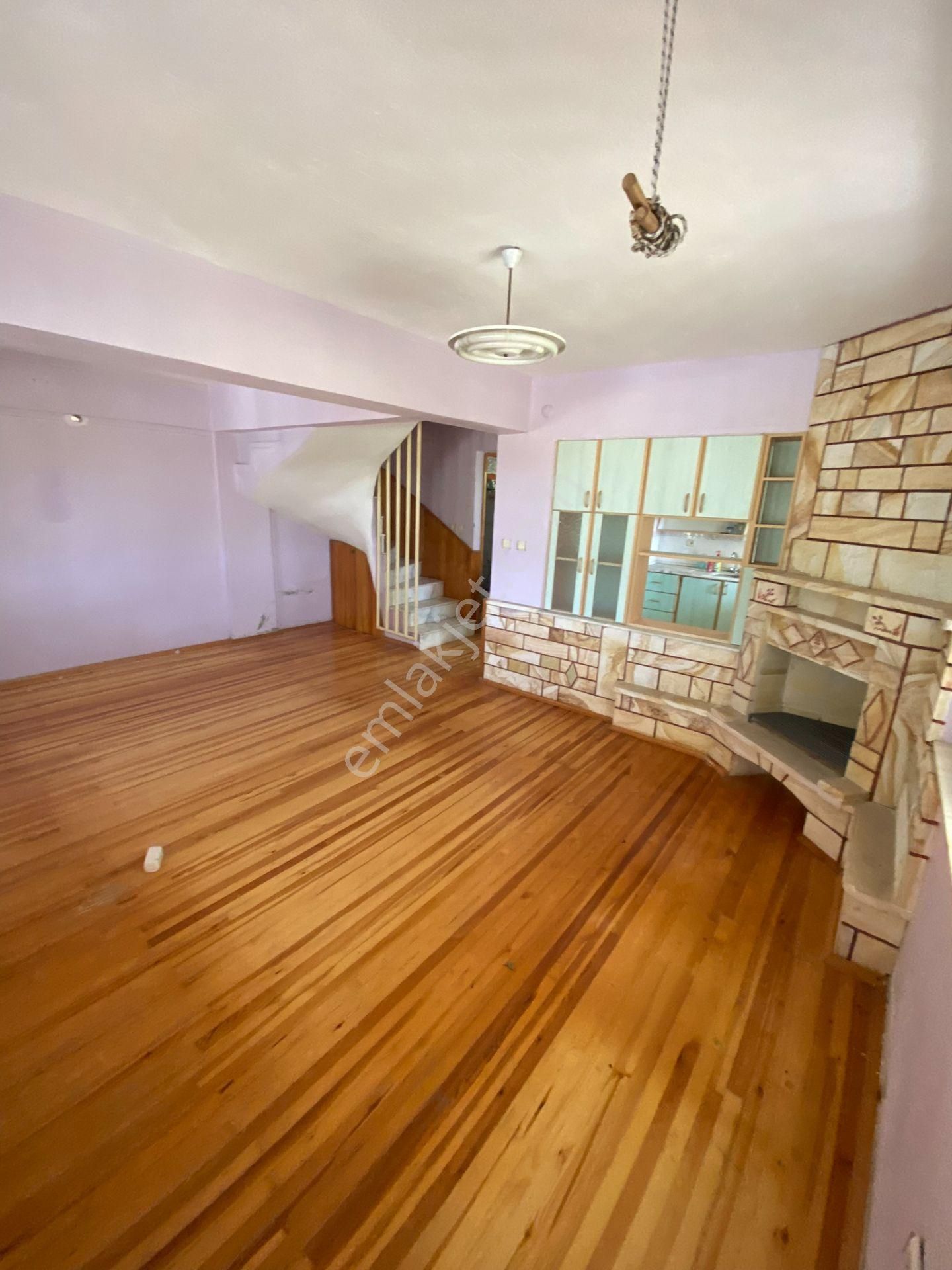 Dikili Güven Emlak'tan Cumhuriyet Mahallesinde Denize Sıfır Satılık Villa - Görsel 13