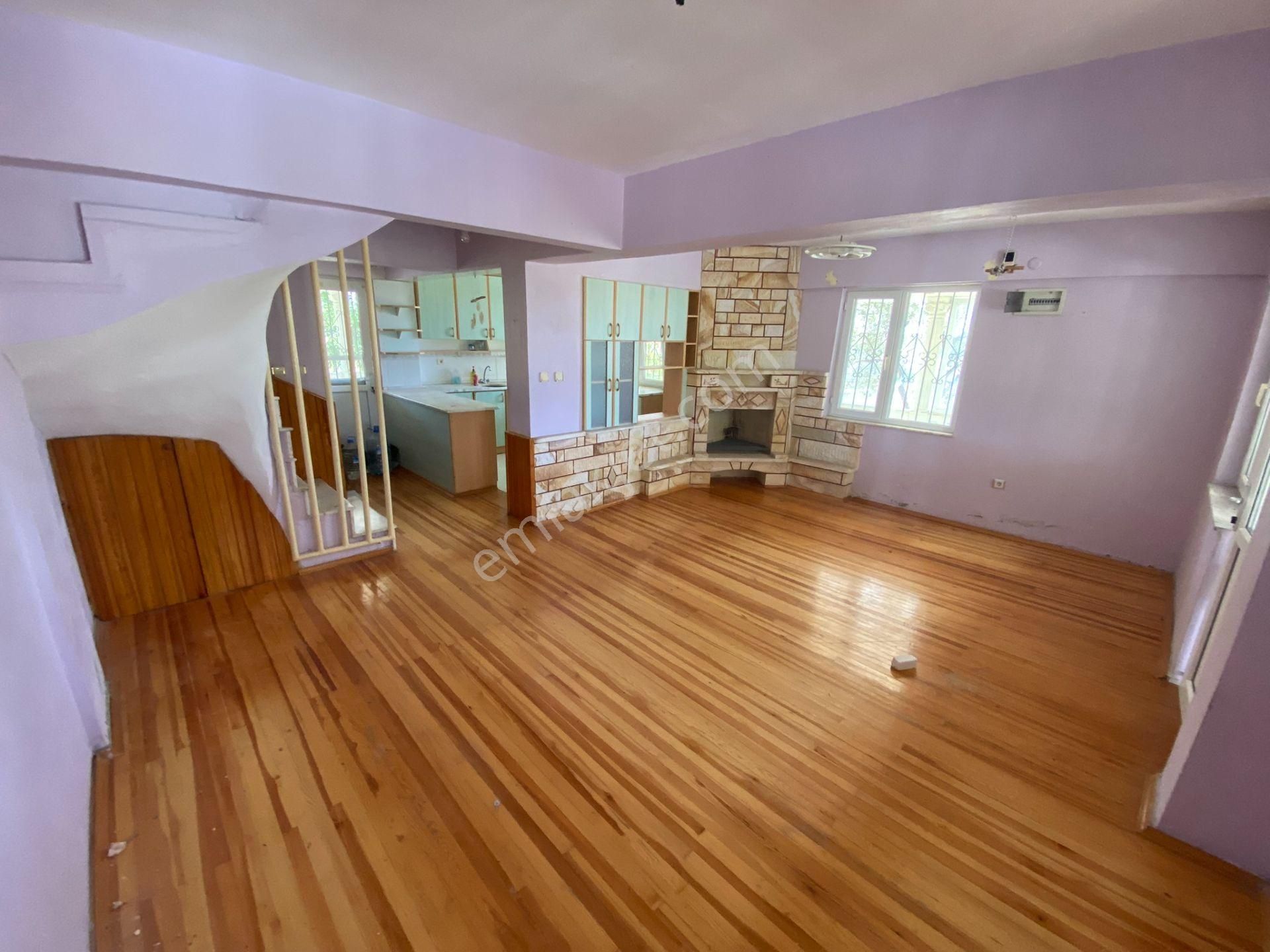 Dikili Güven Emlak'tan Cumhuriyet Mahallesinde Denize Sıfır Satılık Villa - Görsel 14