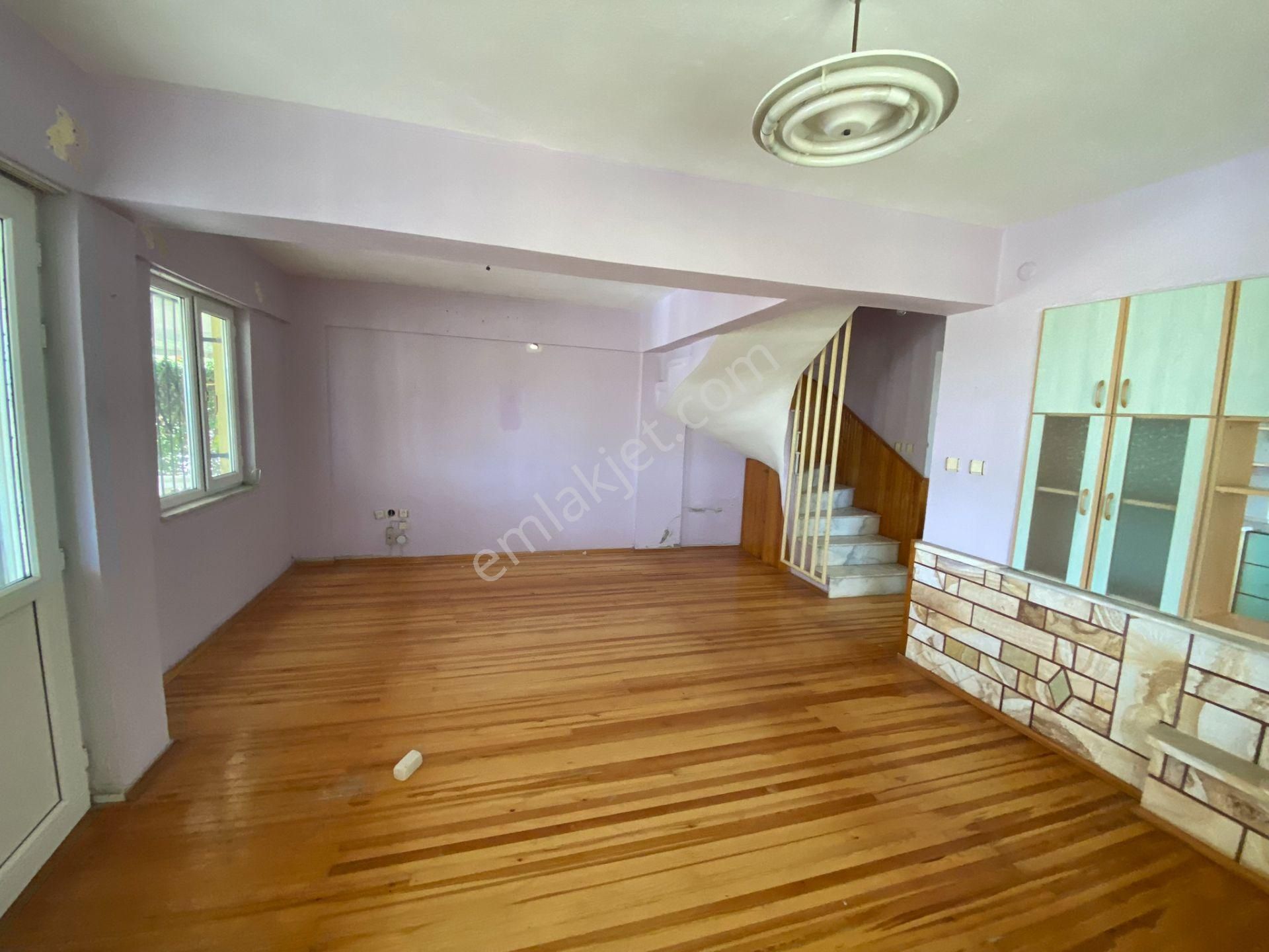 Dikili Güven Emlak'tan Cumhuriyet Mahallesinde Denize Sıfır Satılık Villa - Görsel 15