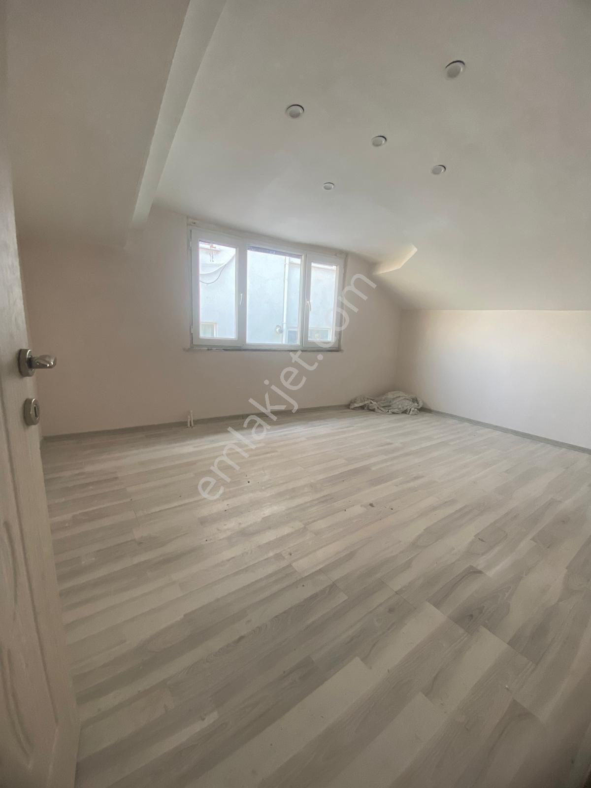 Eyüpsultan Rami Yeni Kiralık Daire Rami Yenimahalle Mahallesinde 1+1/65m2/ 4.kat 7 Yıllık Binada Satılık Daire