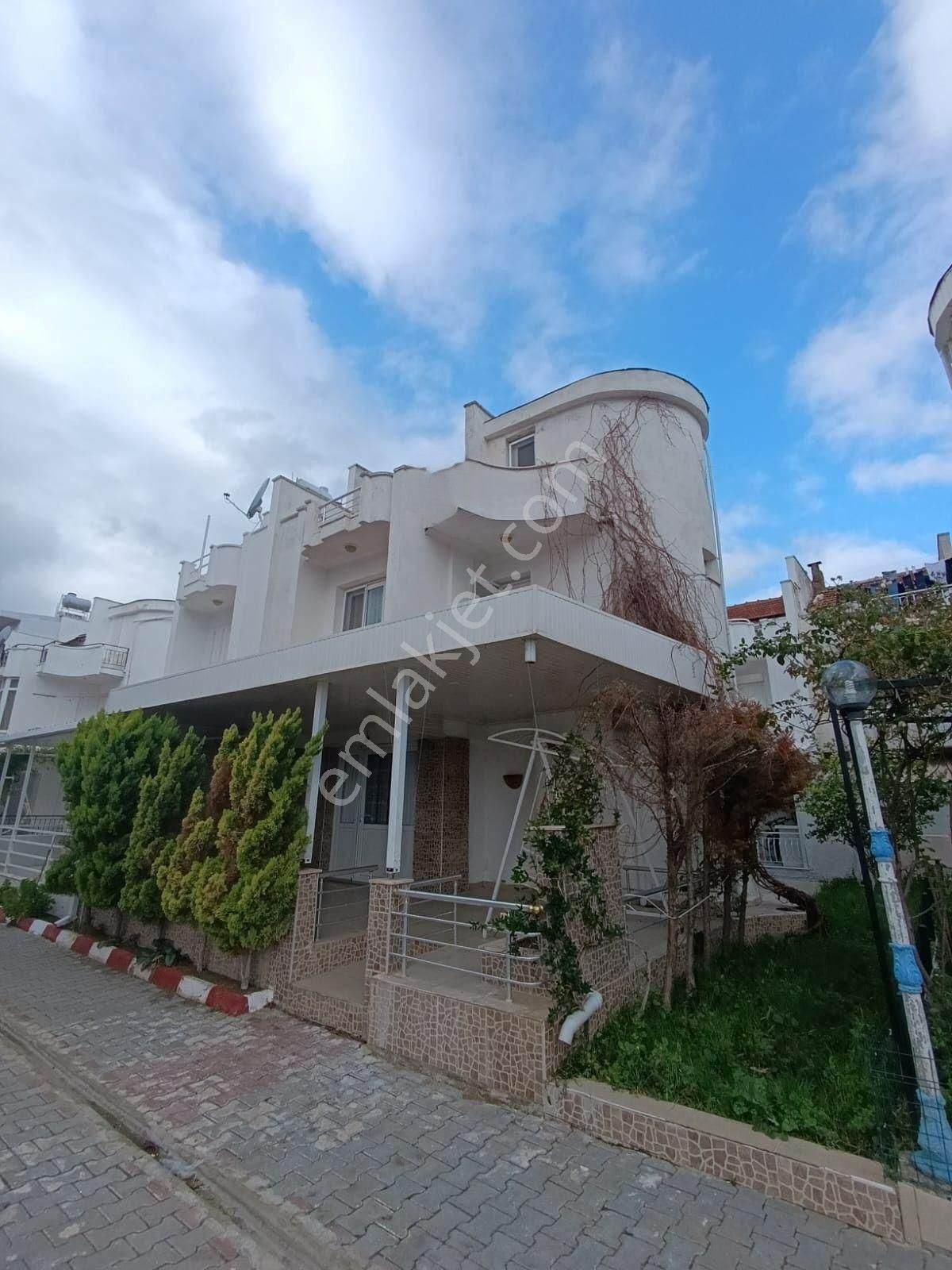 Kuşadası Güzelçamlı Satılık Villa Güzelçamlıda Sahile Yakın Geniş 3+1 Yazlık