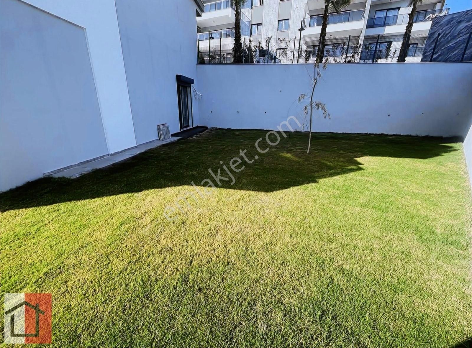 Kuşadasında Havuzlu Sitede Bahçesi Tapuya İşli Muhteşem Daire - Görsel 2