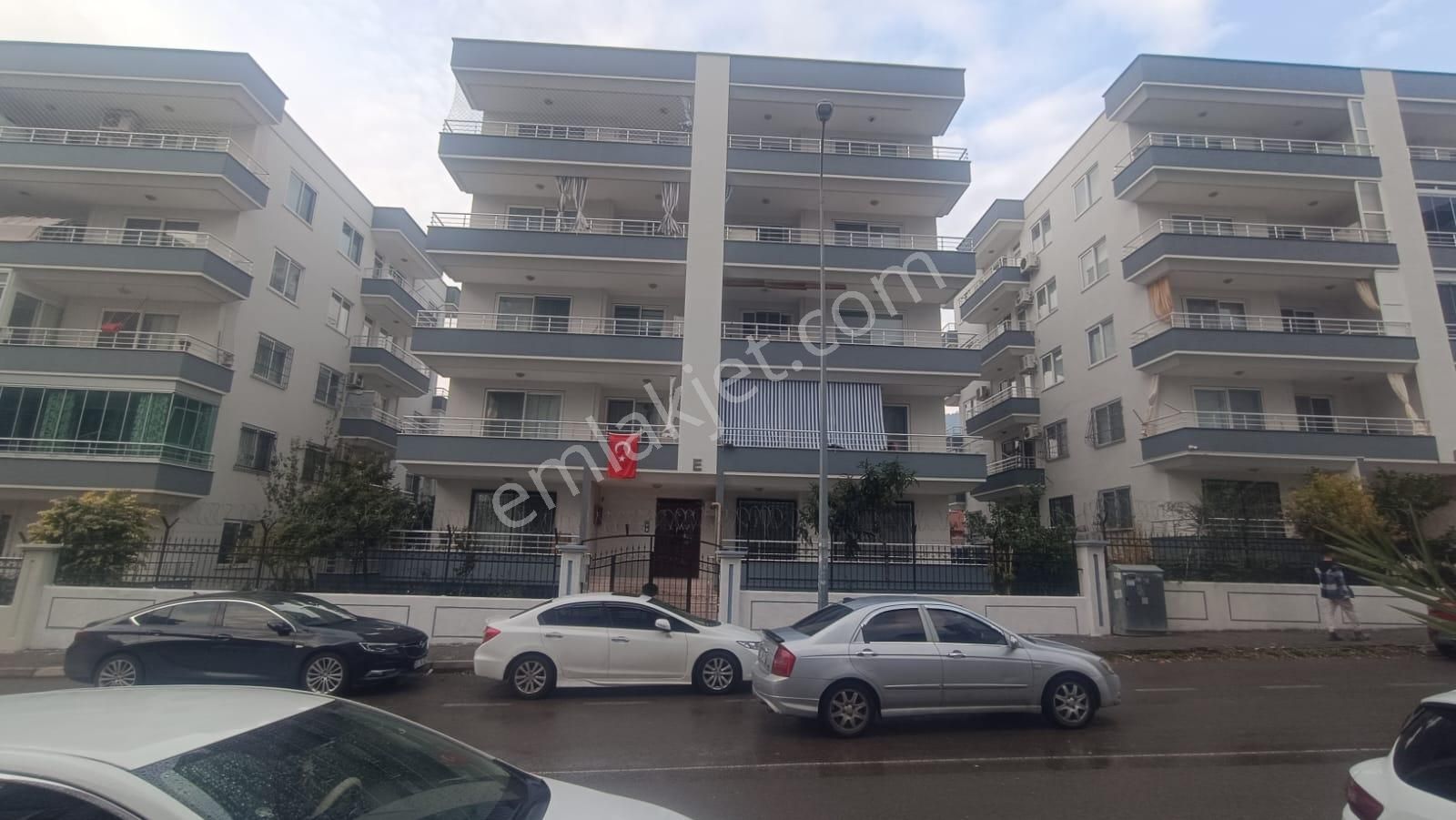 İskenderun Sakarya Satılık Daire Karaca Sitesi'nde Doğalgazlı Ebeveyn Banyolu 3+1 Satılık Daire