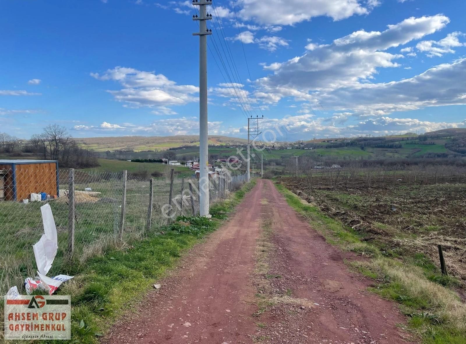 Adapazarı Aşırlar Satılık Tarla Aşırlarda Korucuk-camili Konutlarını Gören 1.400 M2 Tarla