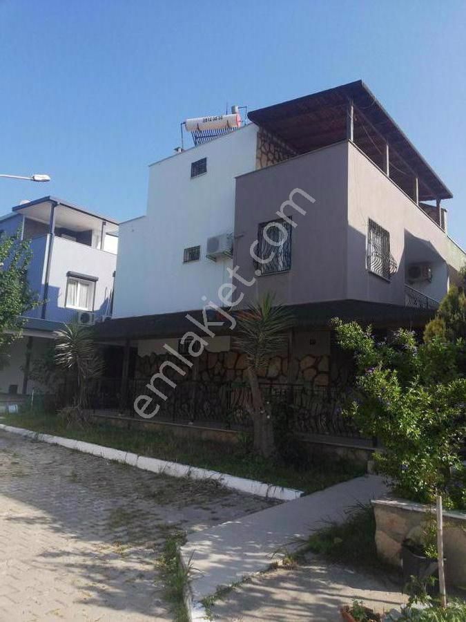 Kuşadası Soğucak Satılık Villa Kuşadası'nda, Turizm Konutu Belgeli, Eşyalı, 5+1 Triplex Villa