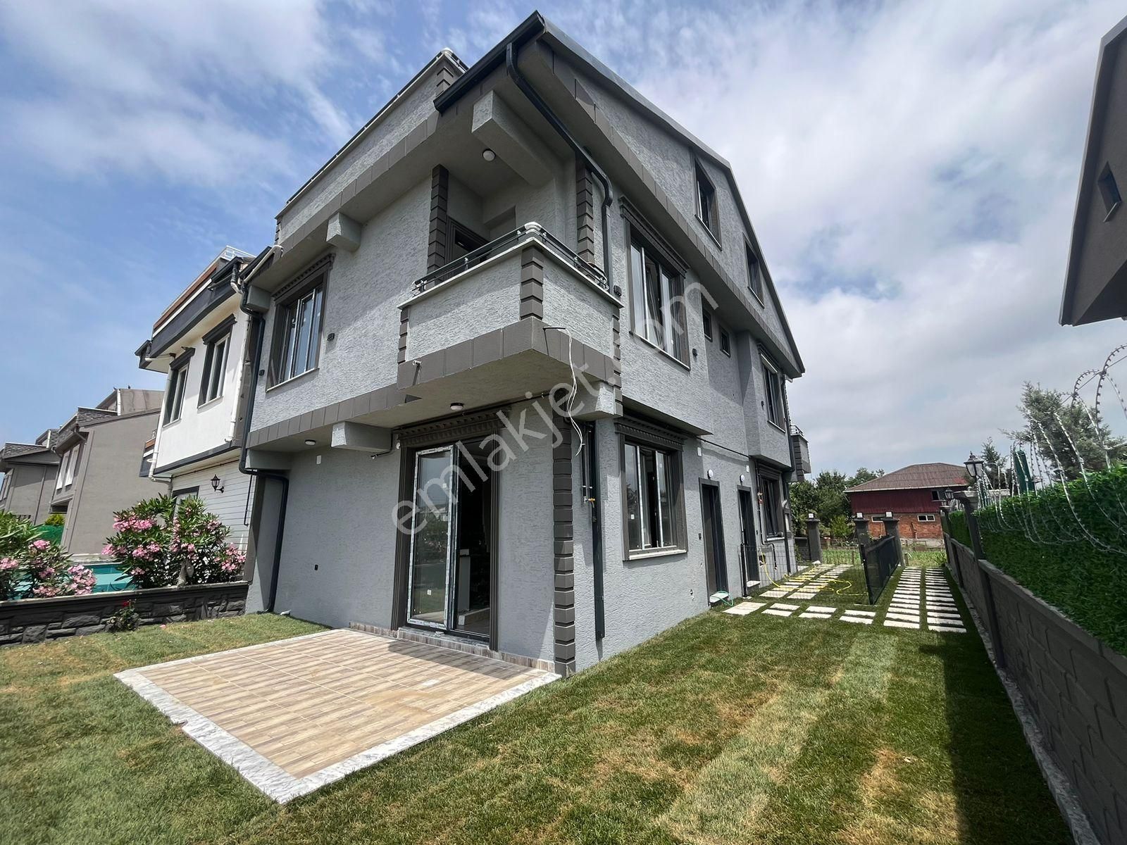 Kocaali Alandere Satılık Villa Müstakil Girişli, Bahçe Kullanımlı, Sıfır 3+1 Tripleks Villa