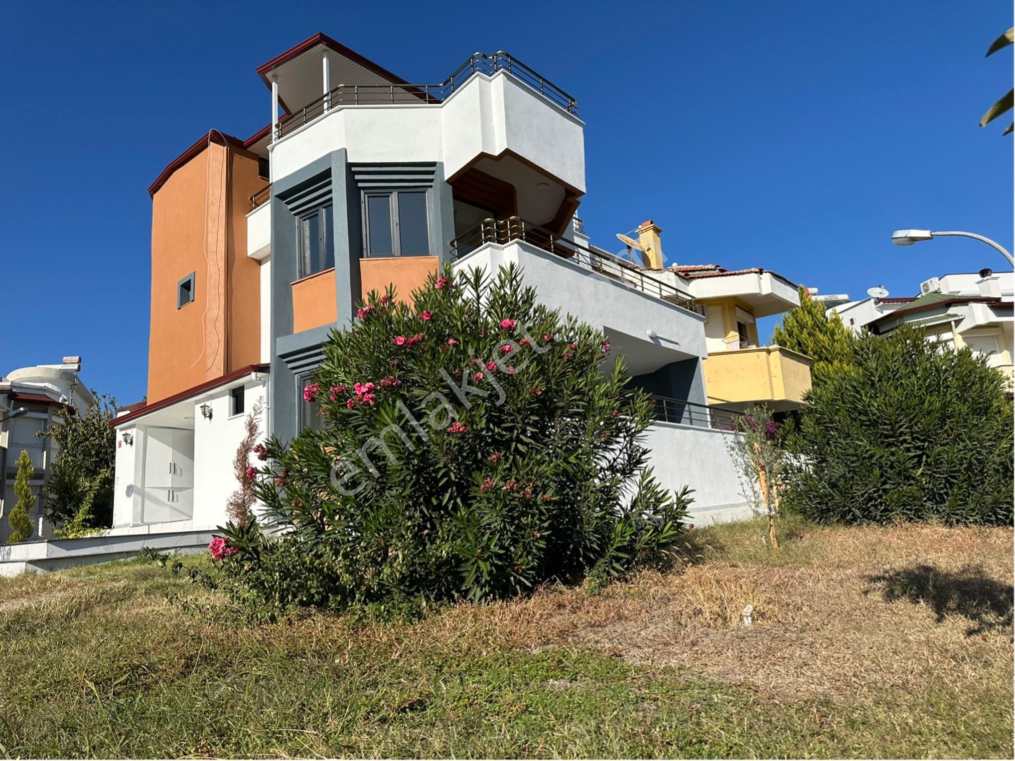 Edremit Tahtakuşlar Satılık Villa Güre’de Deniz Manzaralı Full Yenilenmiş 4+2 Satılık Tribleks Villa