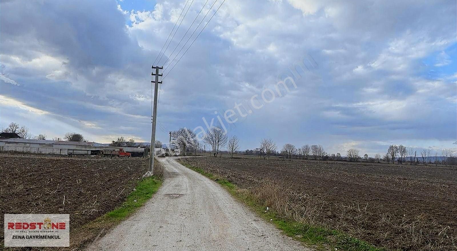 Erenler Küçükesence Satılık Tarla Sakarya Erenler /küçükesence Mah :köyiçinde 2,200m2 Fırsat Arazi