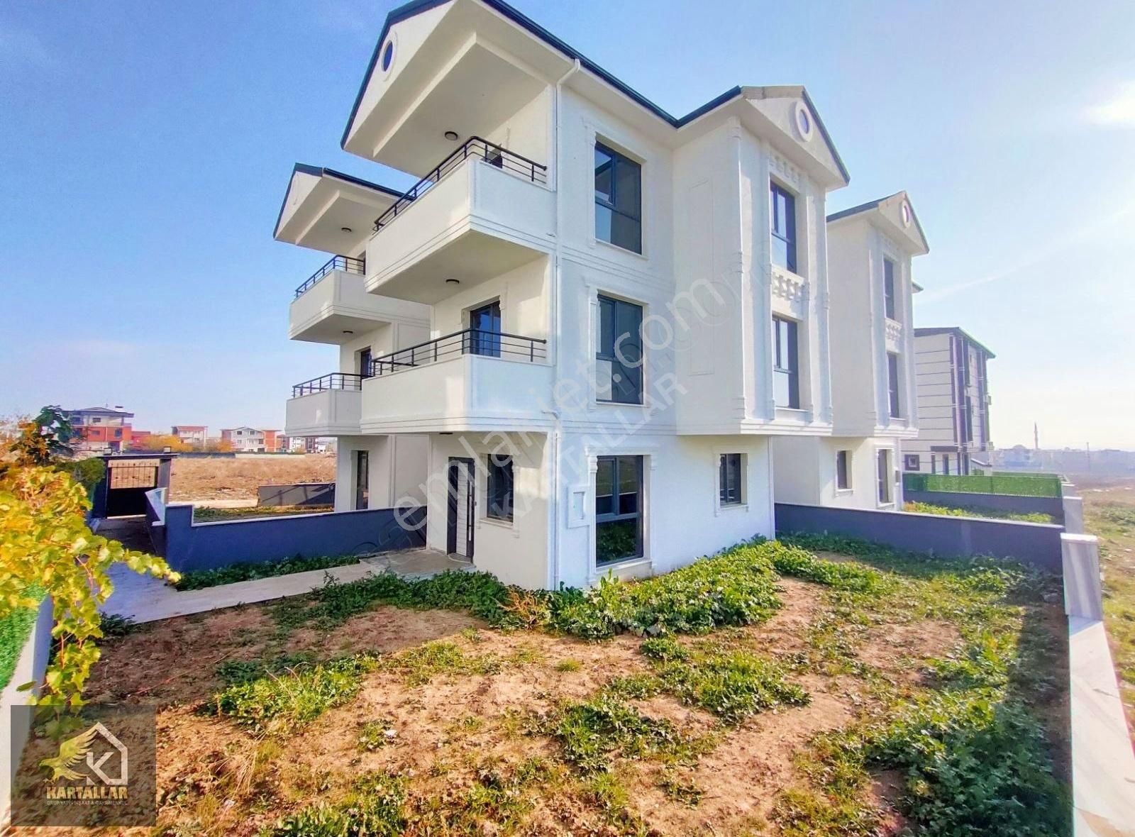 Kartallar'dan Beyaz Köşk 4+1 Büyük Bahçeli Şık Ve Kaliteli Villa - Görsel 17