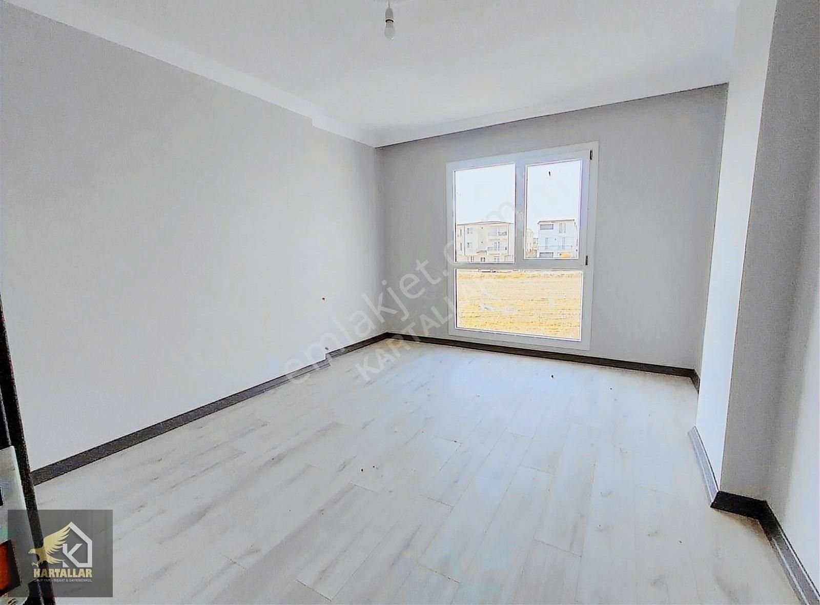 Kartallar'dan Beyaz Köşk 4+1 Büyük Bahçeli Şık Ve Kaliteli Villa - Görsel 24