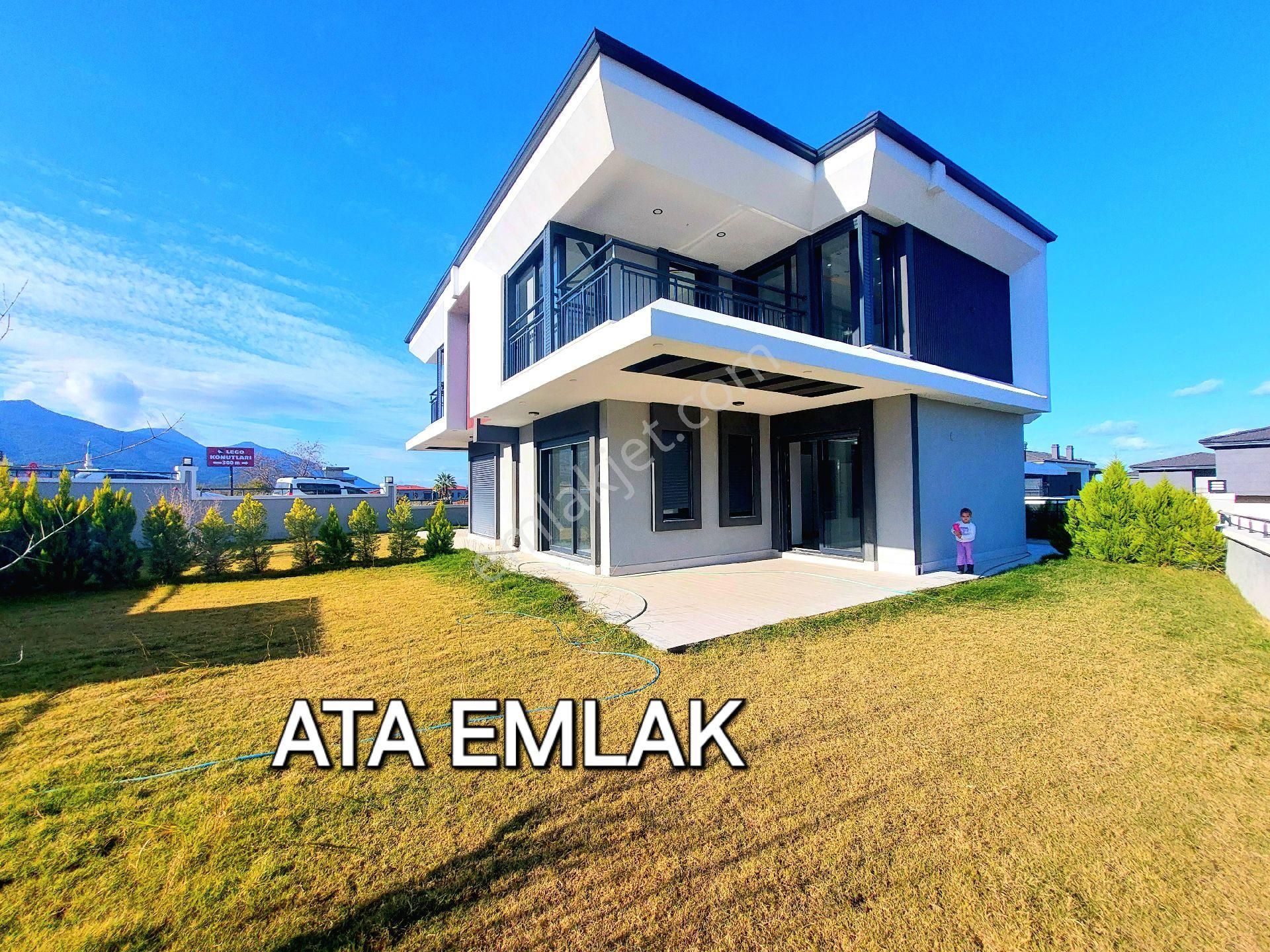 Kuşadası Güzelçamlı Satılık Yazlık Güzelçamlıda Havuzlu Sitede Geniş Bahçeli 3+1 Sıfır Villa