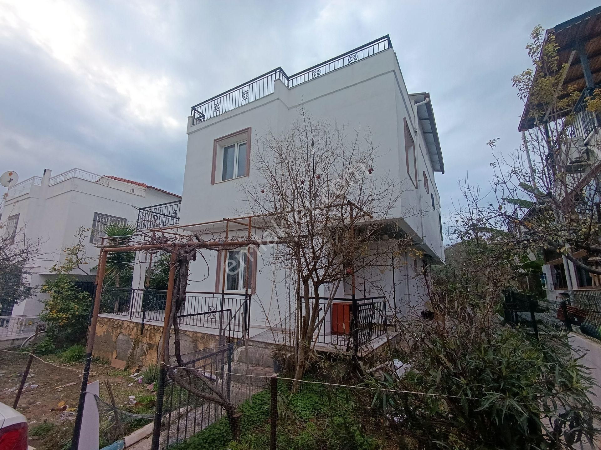 Kuşadası Kadınlar Denizi Satılık Villa Acill Satılık Kadınlar Denizinde Site İçerisinde 4+1 Bahçeli Tripleks Villa