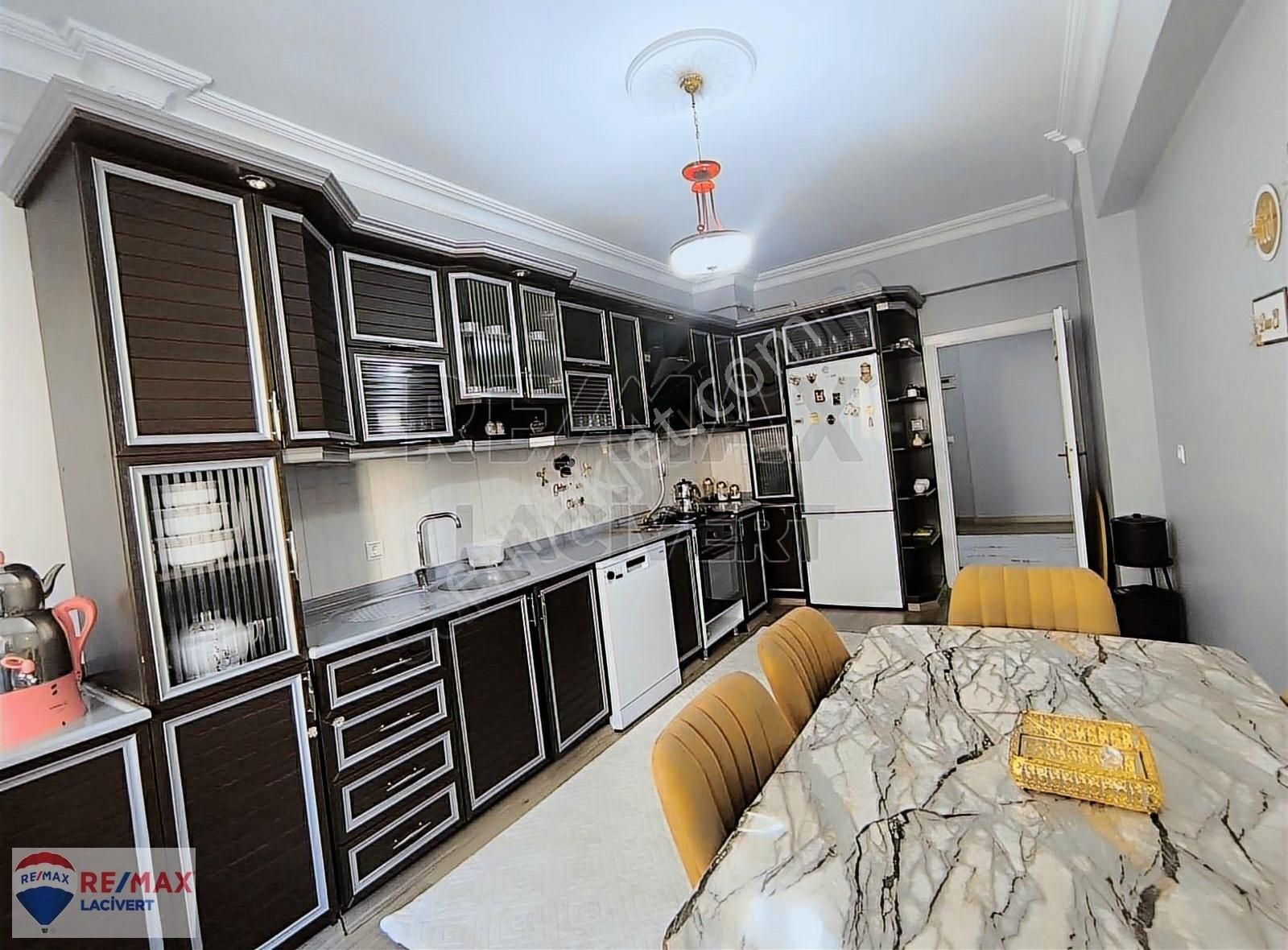 Palandöken Yunusemre Satılık Daire Re/max Lacivert'ten Kayakyolu'nda Satılık 3+1 Daire