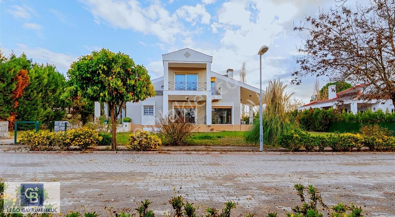 Urla İçmeler Satılık Villa Urla İtokent Sitesi B Blok'ta Satılık Bodrumlu Villa