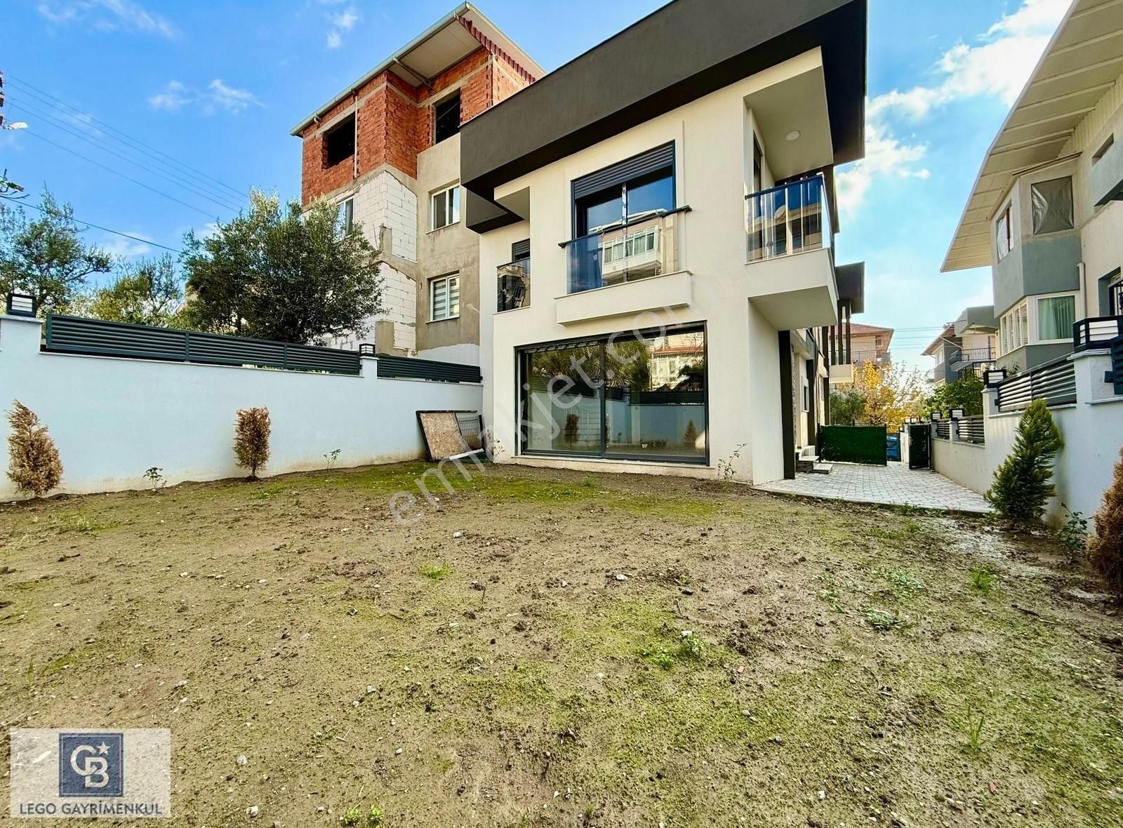 Bornova İnönü Satılık Villa Bornova İnönü Mah. Satılık Sıfır Geniş Bahçeli 4+1 Trıplex Villa