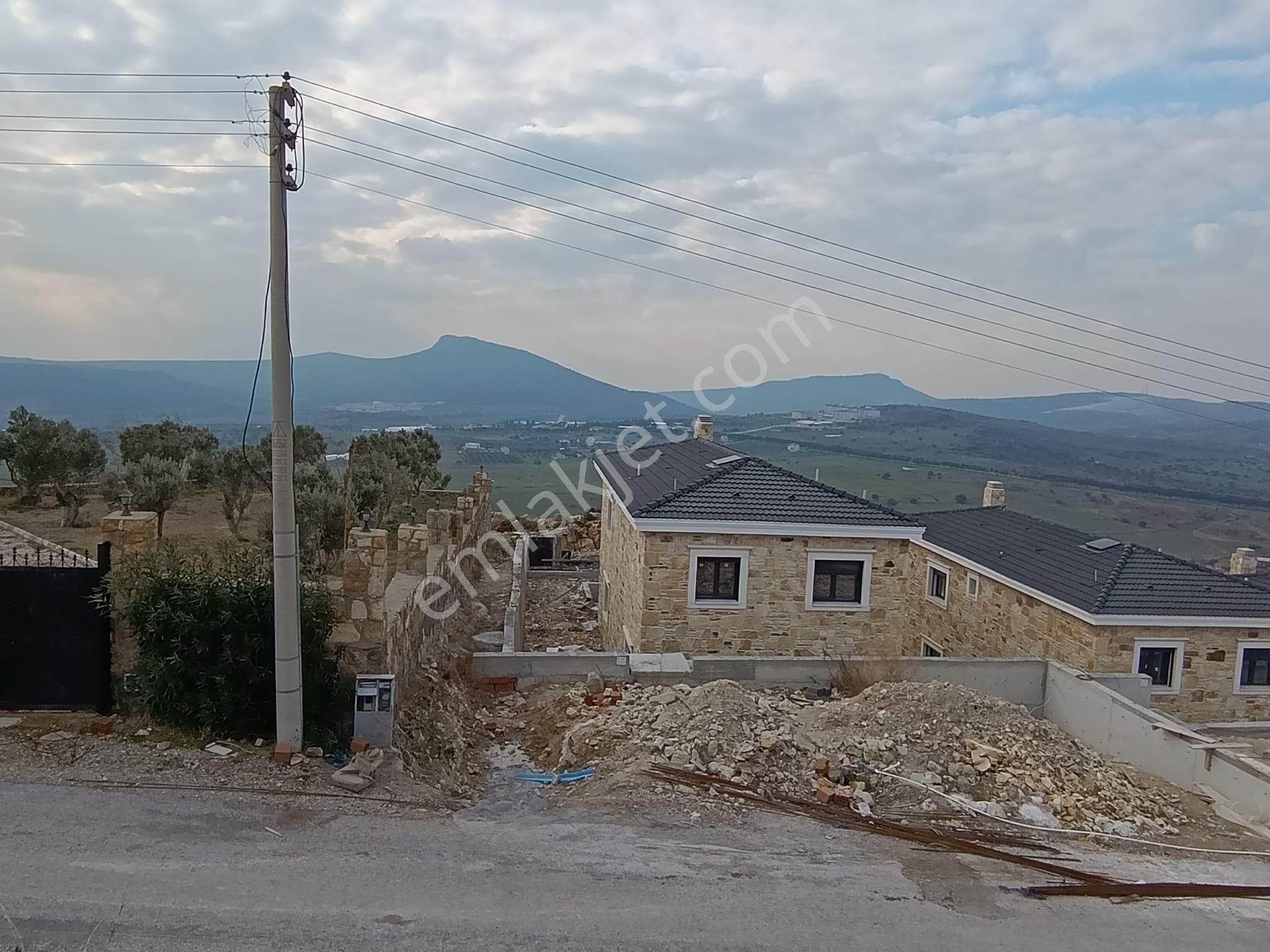 Foça Yenibağarası Satılık Tarla Foçaköyde Satılık 1345m2 Arsa