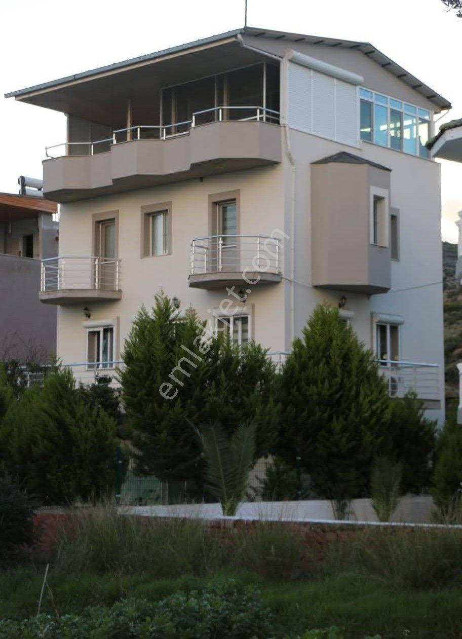 Urla Gülbahçe Satılık Villa İzmir Urla Gülbahçede Deniz Manzaralı Satılık Üç Katlı Villa