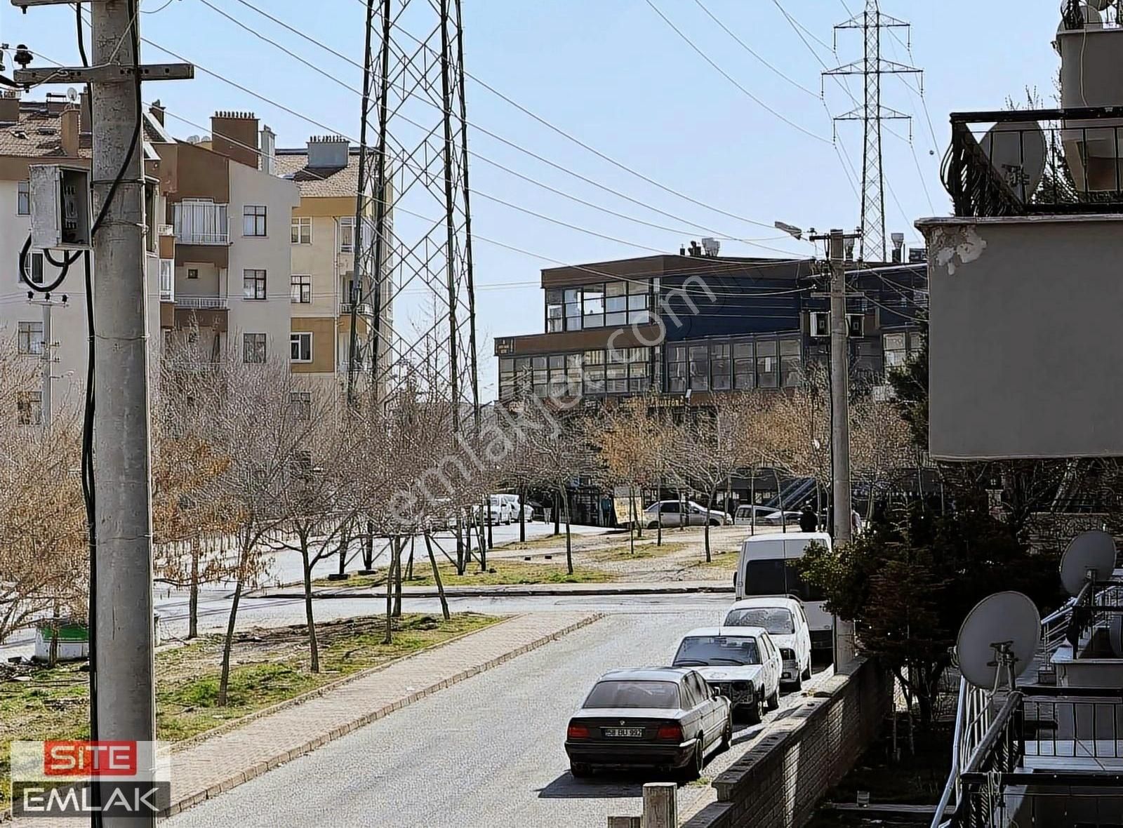 Selçuklu Bosna Hersek Satılık Daire Site Emlak'tan Selçuk Üni Yanı İst.yolu Üzeri 3+1 Bakımlı Daire