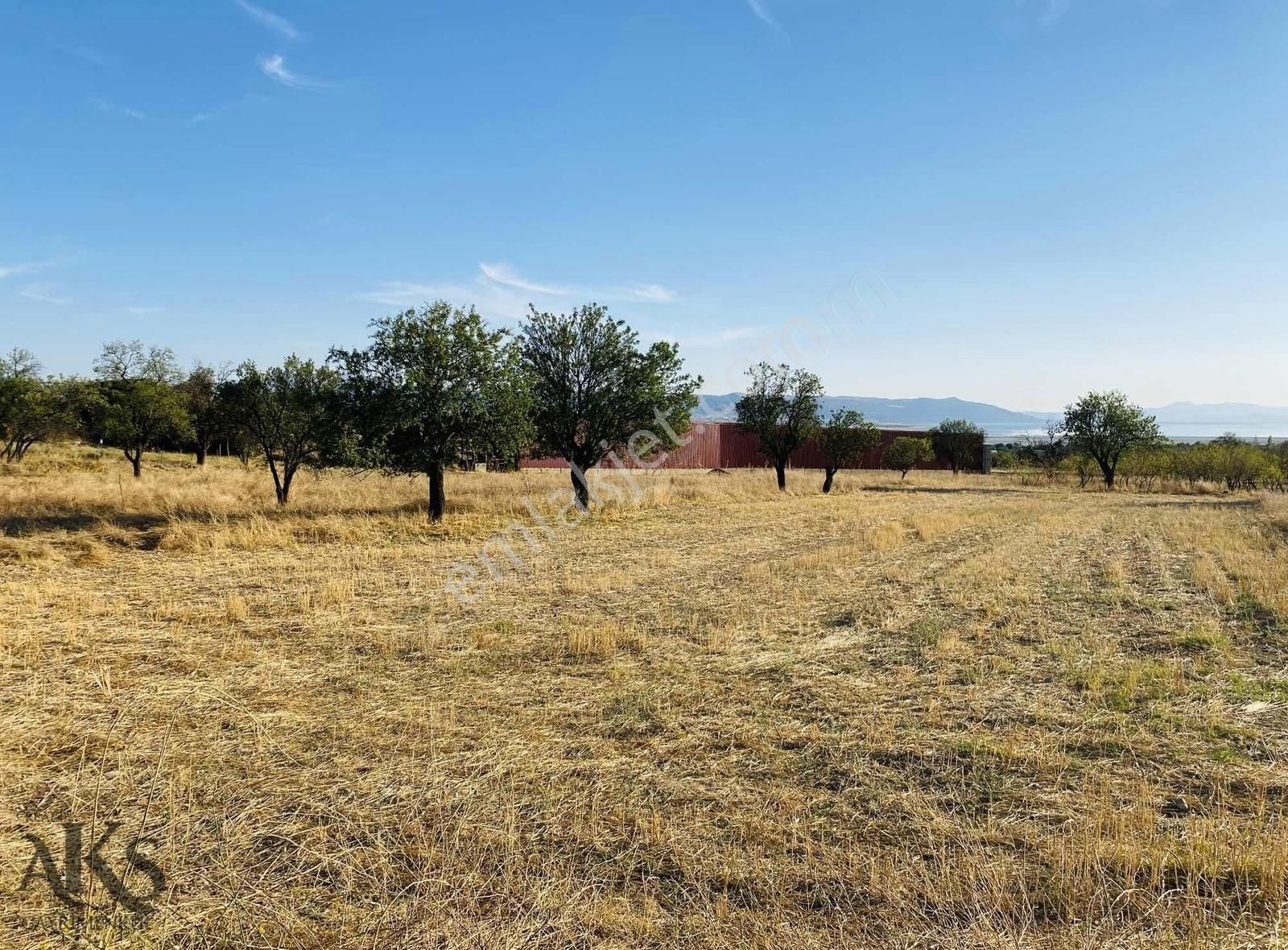 Keçiborlu Senir Bld. (Cumhuriyet) Satılık Tarla Senir Kasabasında Yerleşime Yakın Göl Manzaralı Tek Tapu 812m2