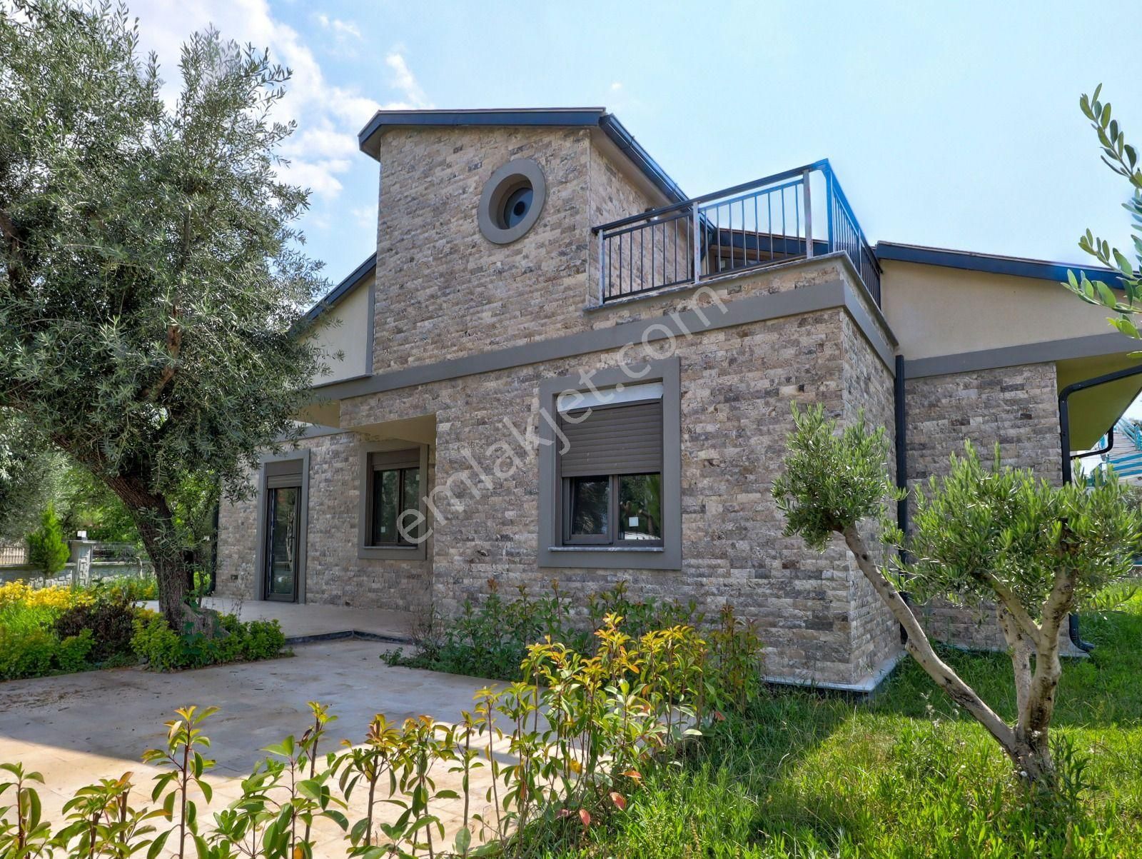 **dikili Merkezde Muhteşem 4+1 İkiz Villa**