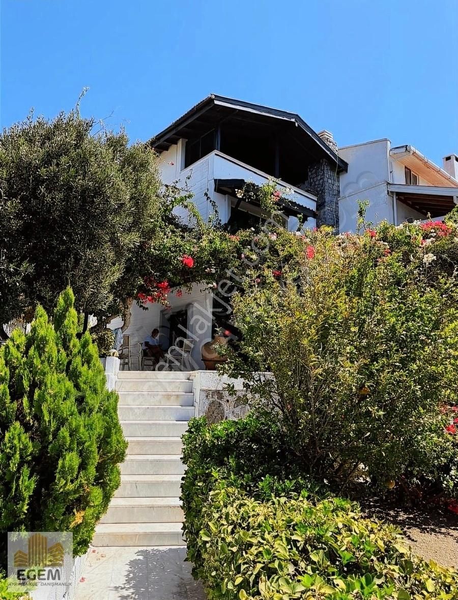 Çeşme Üniversite Denize Sıfır Satılık Villa Çeşme Dalyanda Satılık Kesintisiz Deniz Manzaralı 3+1 Villa