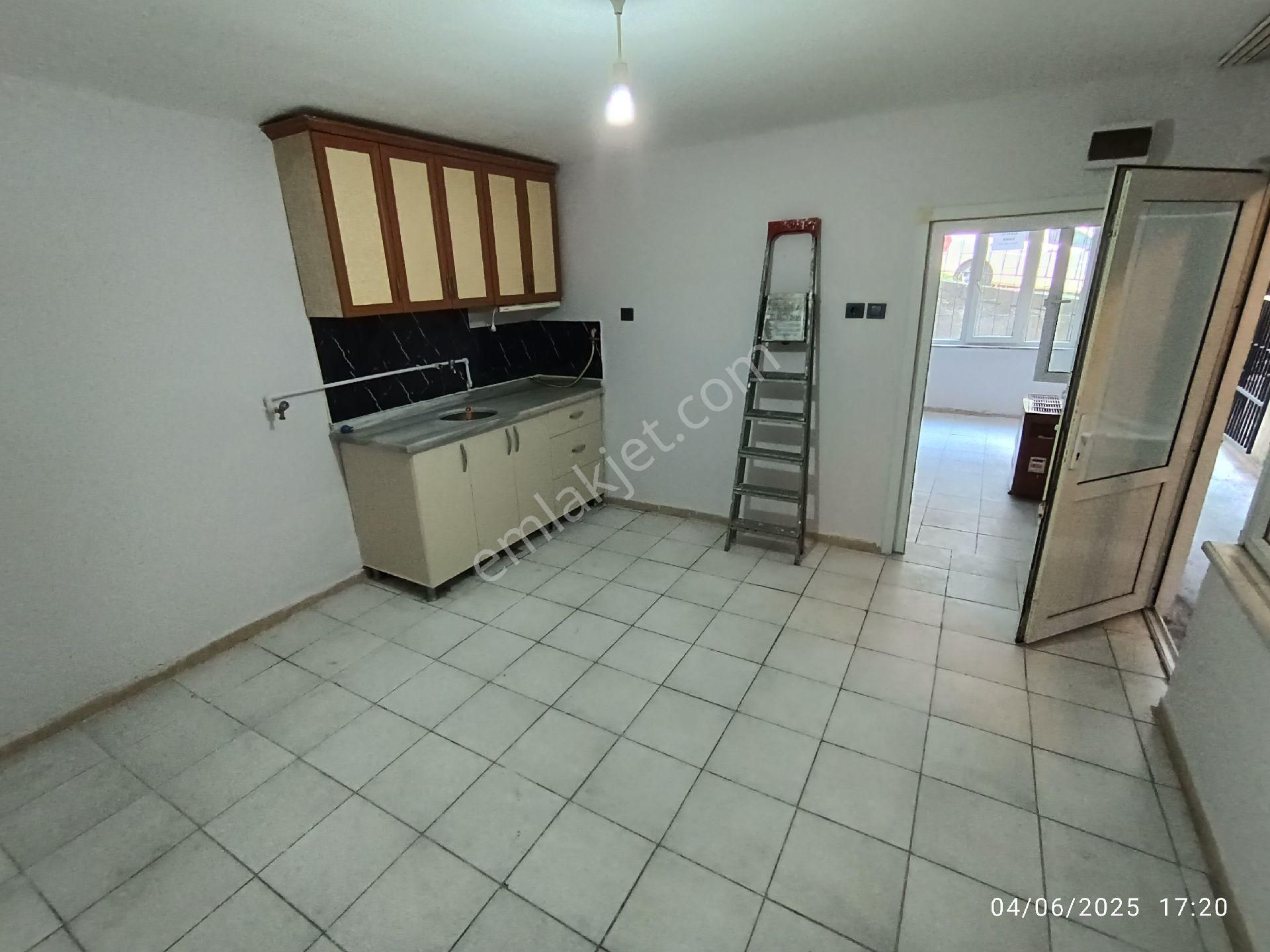 Bağcılar Hürriyet Mah Kiralık 2+1 Doğolgaz Sobalı Bahçekatı 75m2