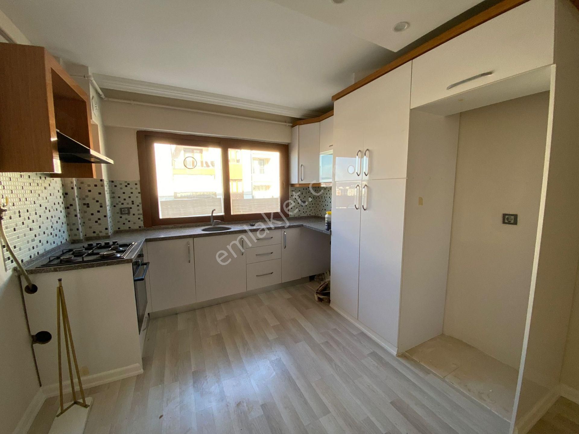 Yunusemre Muradiye Satılık Daire Muradiye Mahallesi 3+1 120 M2 5 Katlının 3. Katı Kombi Dogal Gazlı