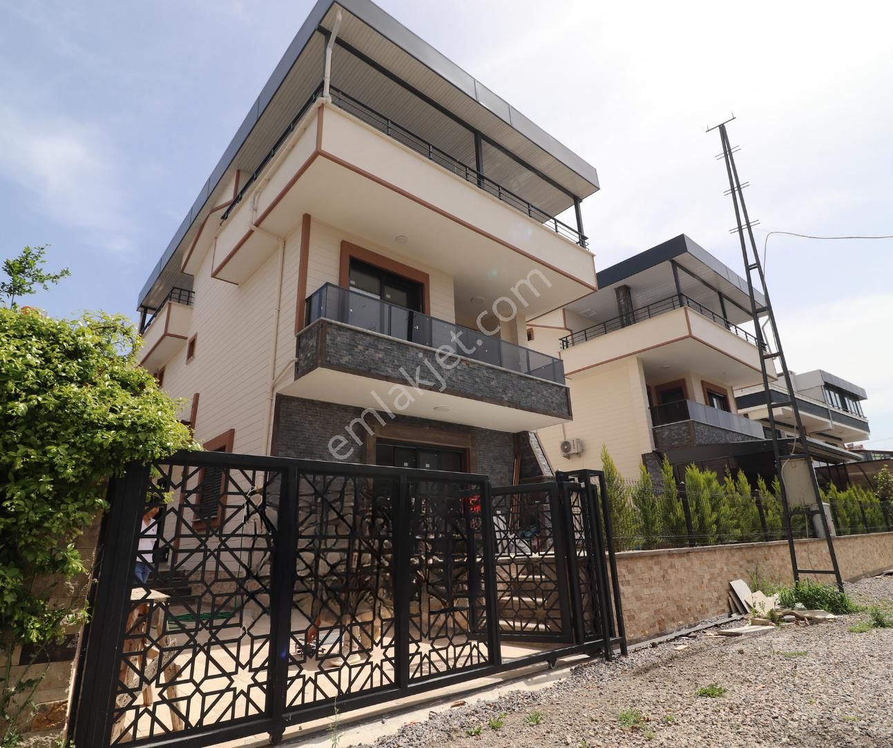 Edremit Güre Cumhuriyet Satılık Villa Şehir Kaosundan Uzak Huzurlu Tam Müstakil 4+1 Villa