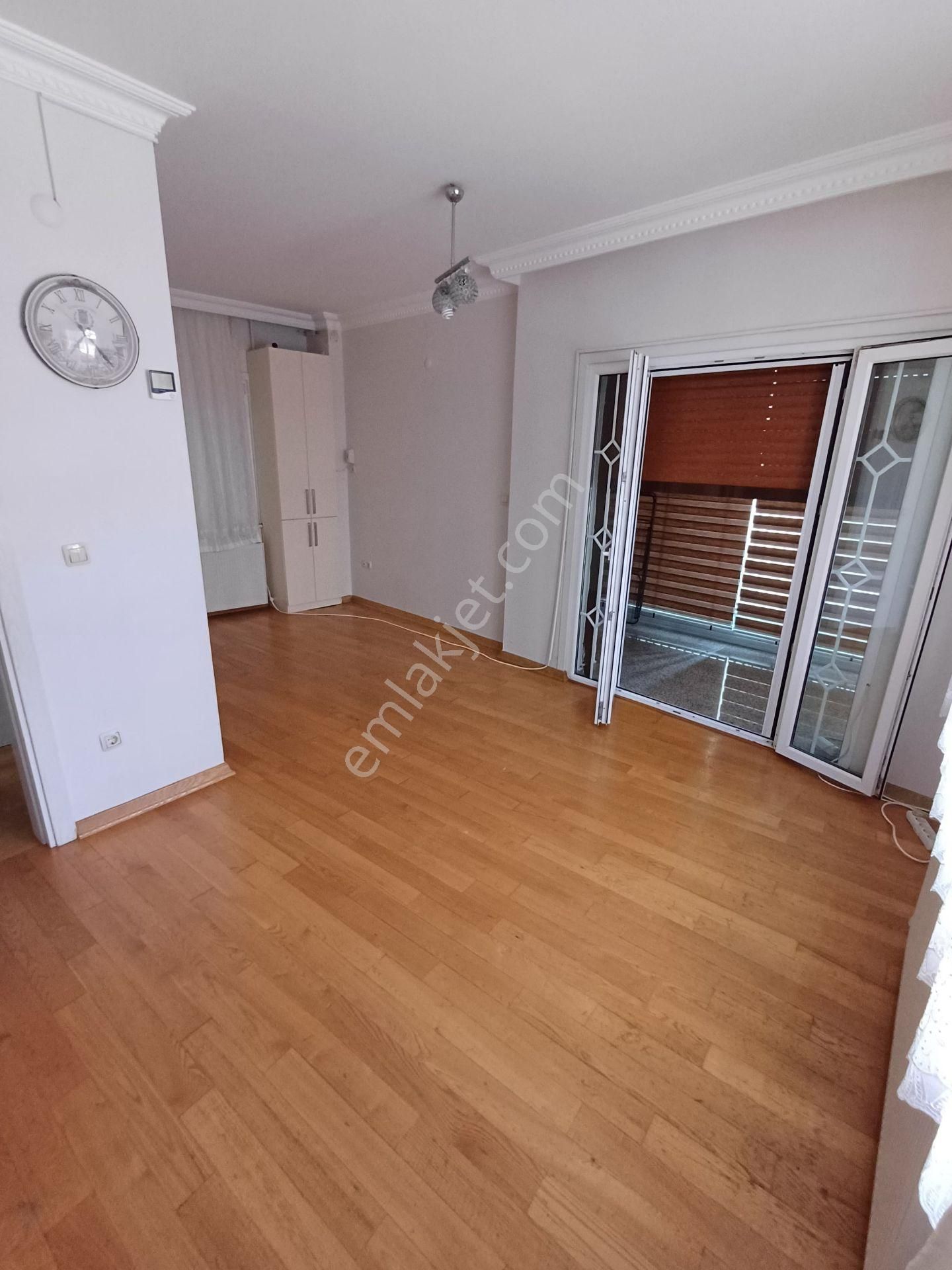 İçerenköy'de Boş 1+1 Kiralık Daire