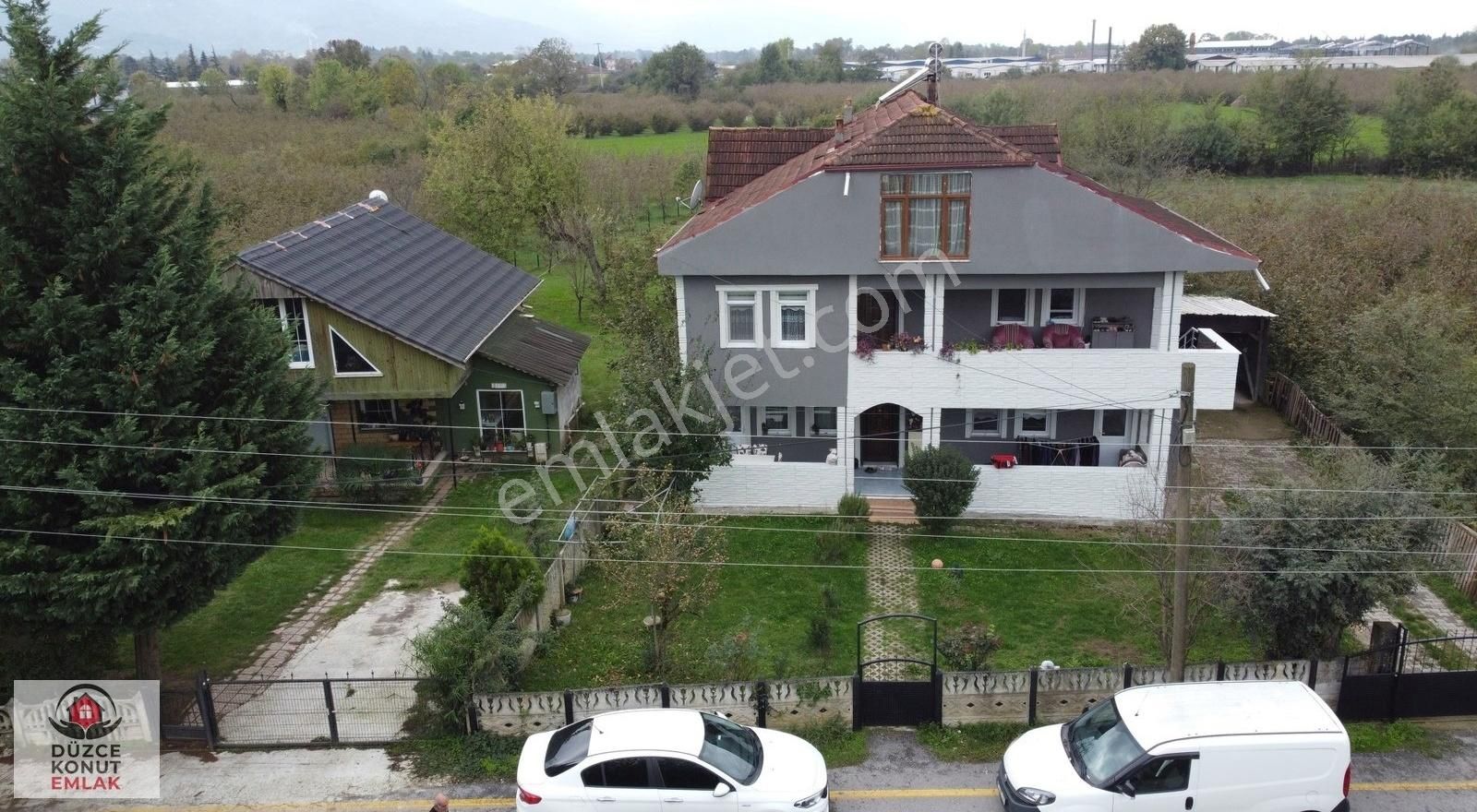 Düzce Merkez Gümüşpınar Köyü Satılık Müstakil Ev Düzce Merkez Altınpınar Köyü 1.580 M² Arsayla Satılık 3 Katlı Ev