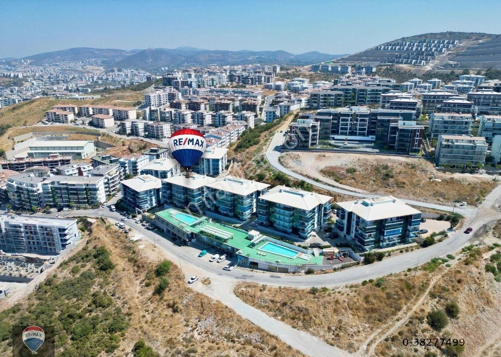 Kuşadası Değirmendere’de Deniz Manzaralı, Havuzlu Güvenlikli Sitede Satılık 1+1 Daire