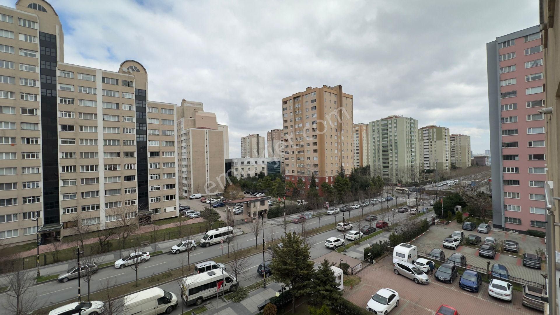 Beylikdüzü Site Metrobüse 3 Dk Geniş Ferah 1+1 Kiralık Daire