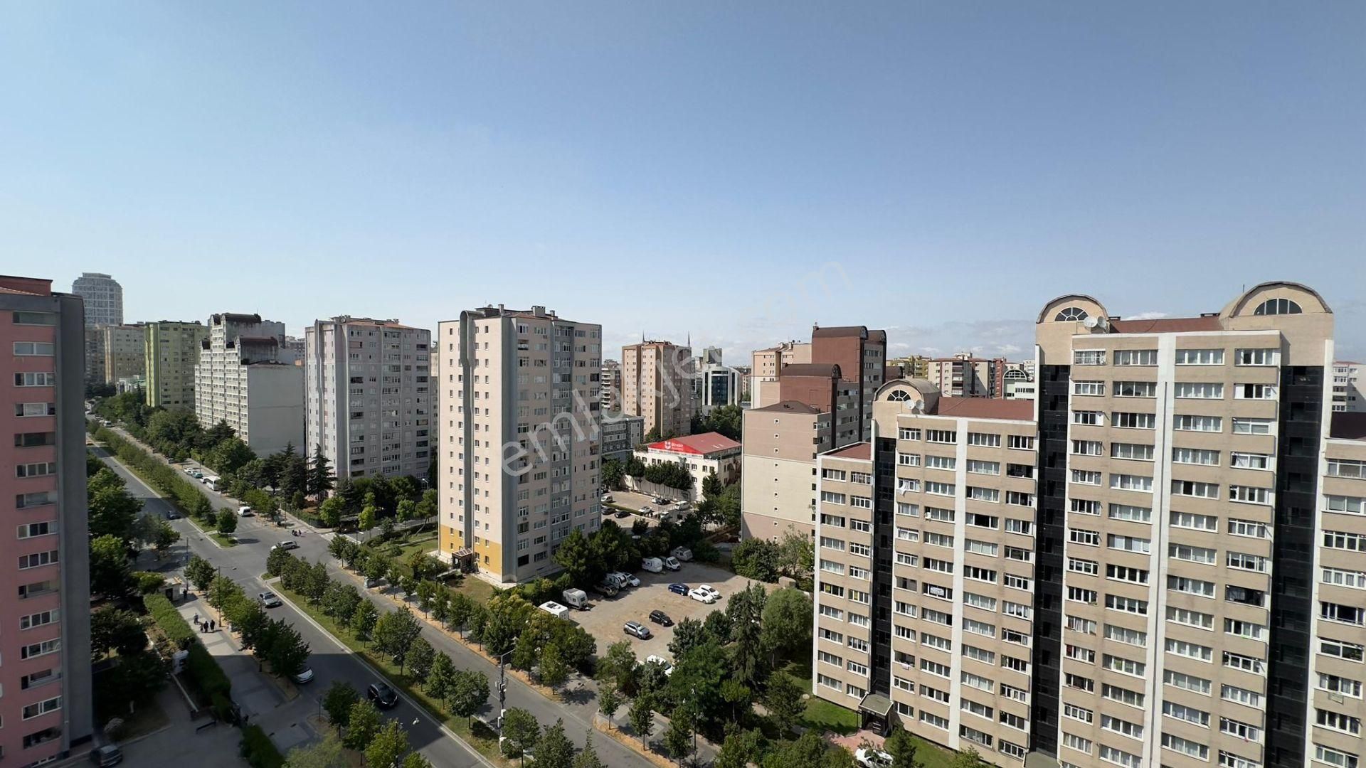 Beylikdüzü Site Metrobüse 3 Dk Kısmi Eşyalı 1+1 Kiralık Daire