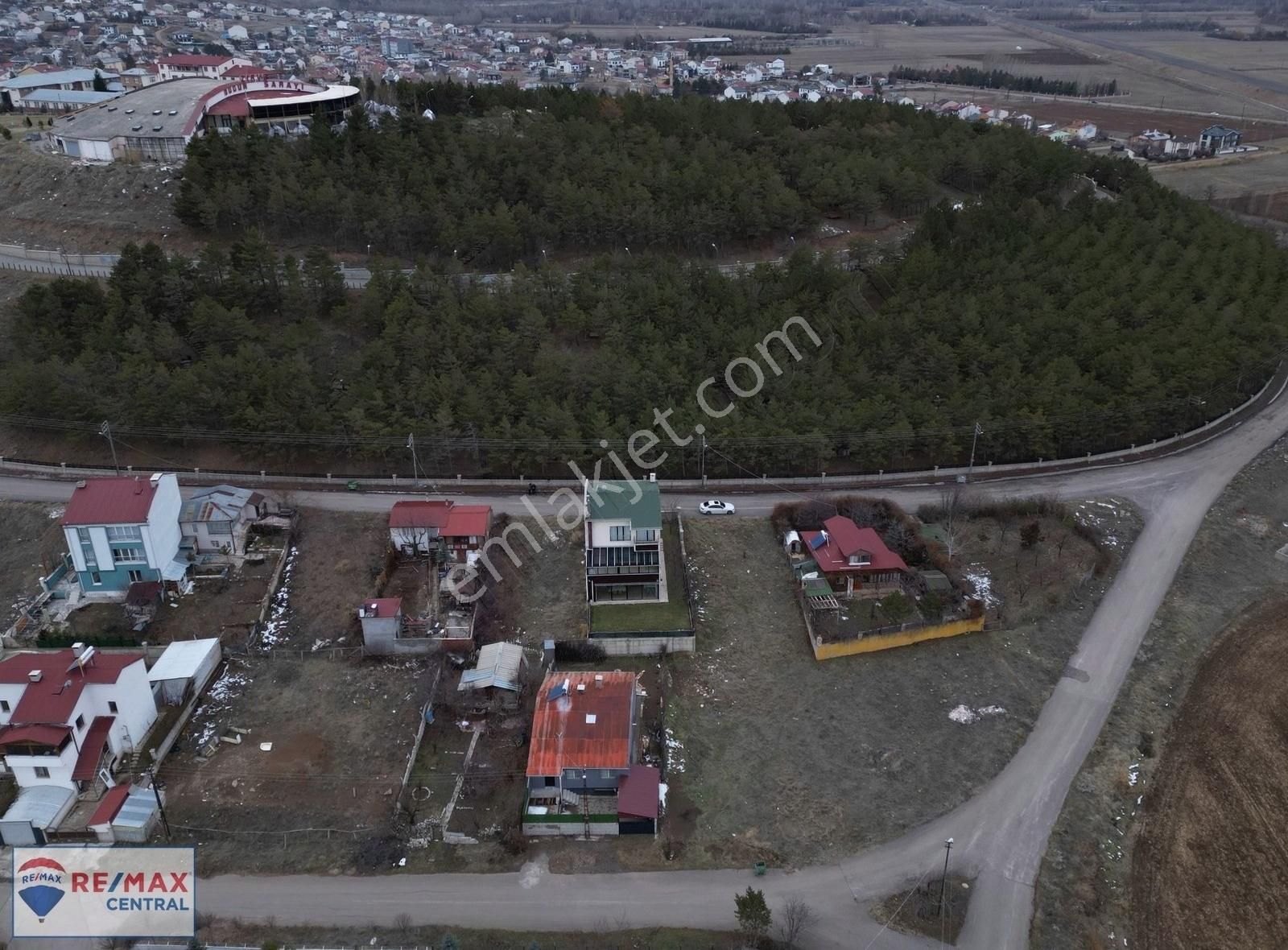 Sivas Merkez Karşıyaka Satılık Villa İmarlı Remax Central'dan Mesire Alanı Yanı Manzaralı Güney 294 M2 Arsa