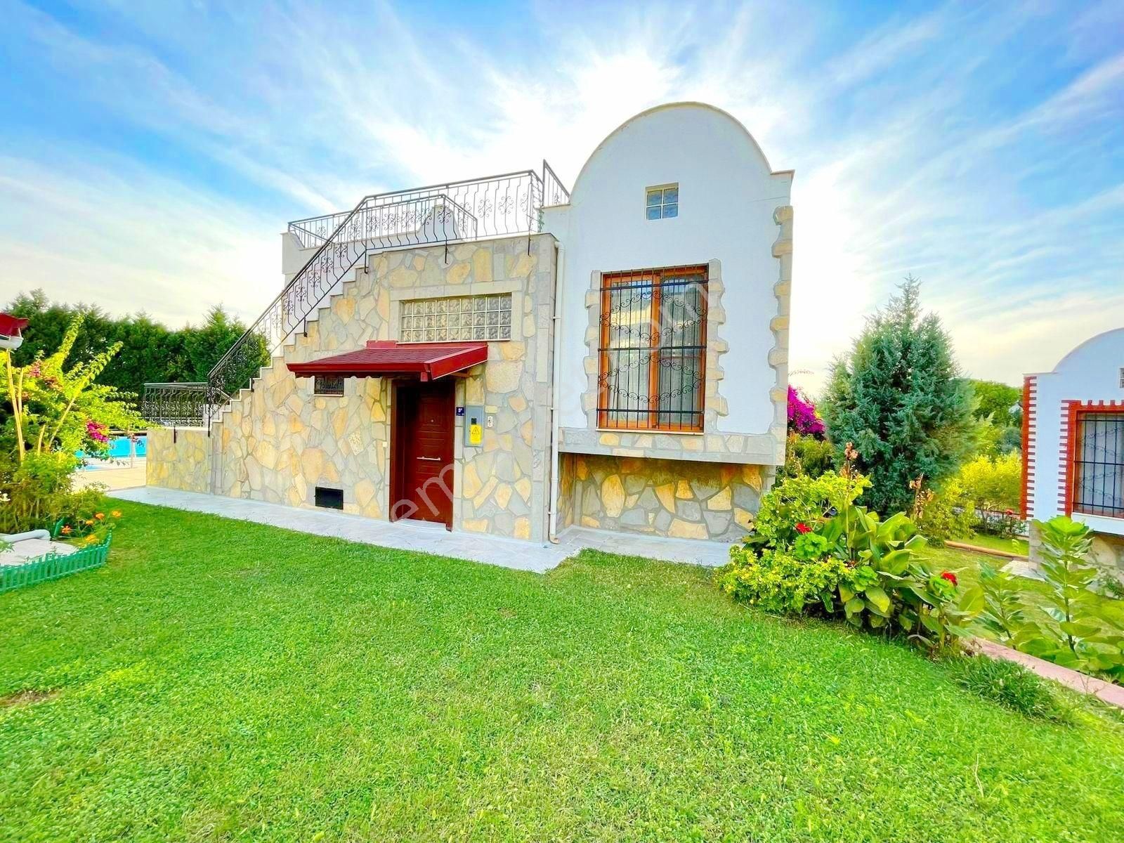 Kuşadası Soğucak Satılık Villa Soğucak Havuzlu Site Tek Müstakil Geniş Teraslı Villa