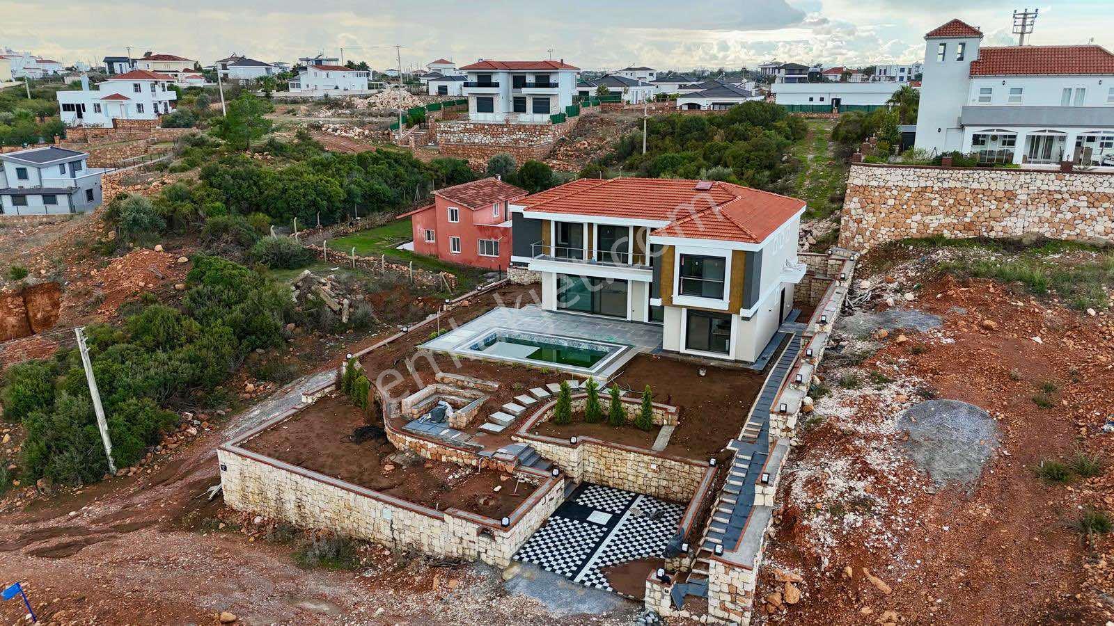 Didim Yeşiltepede 700 Mt Arsa İçerisinde 5+1 Havuzlu Otoparklı Büyük Bahçeli Villa - Görsel 15