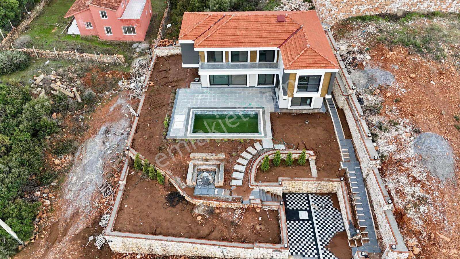 Didim Yeşiltepede 700 Mt Arsa İçerisinde 5+1 Havuzlu Otoparklı Büyük Bahçeli Villa - Görsel 2