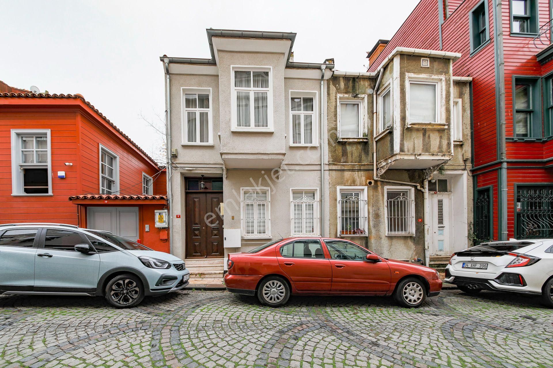 Üsküdar Kuzguncuk Satılık Müstakil Ev Kuzguncuk'ta İçi Yenilenmiş, Balkonlu, Çok Keyifli Müstakil Ev