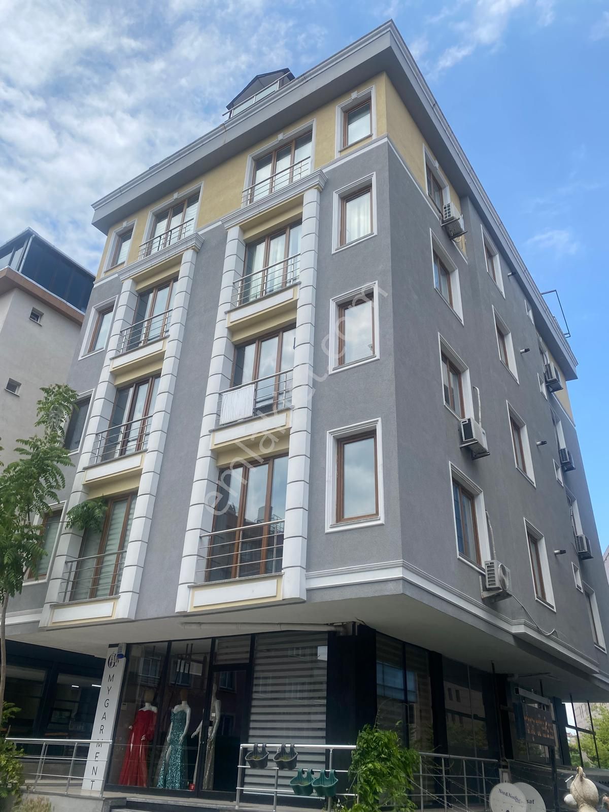 Bakırköy Adliyesi Karşısında, Deprem Sonrası Yenilenmiş Binada Özel Konumda Kiralık Çatı Katı