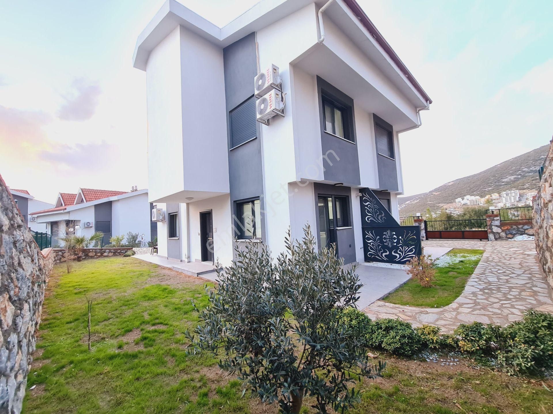 Akbükde Ful Deniz Manzaralı Eşyalı Otoparklı 4+1 Triblex Villa - Görsel 26