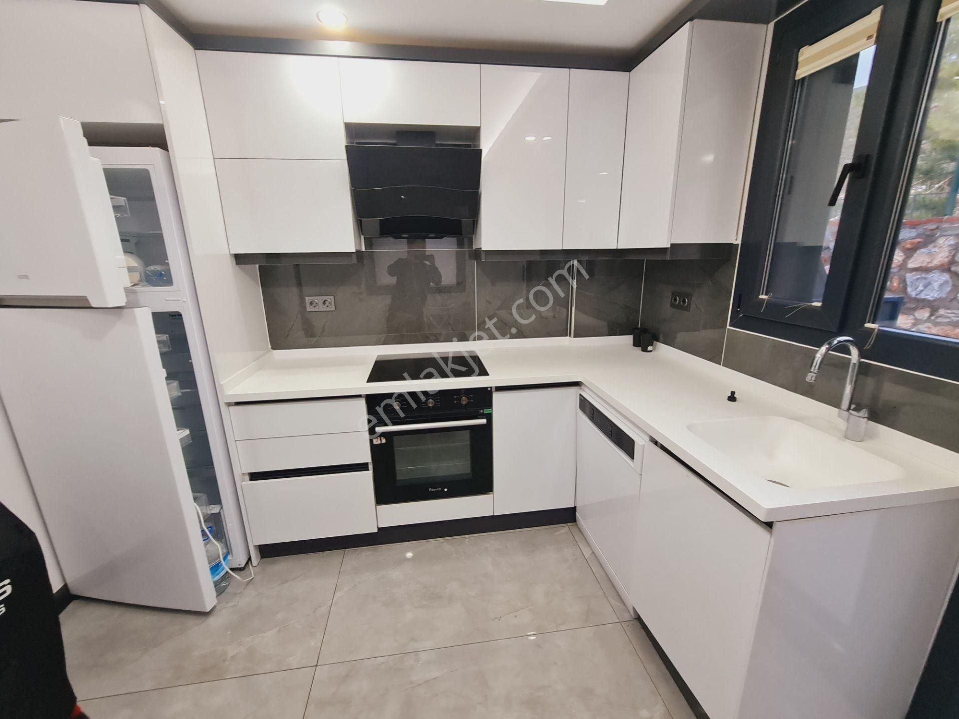 Akbükde Ful Deniz Manzaralı Eşyalı Otoparklı 4+1 Triblex Villa - Görsel 13