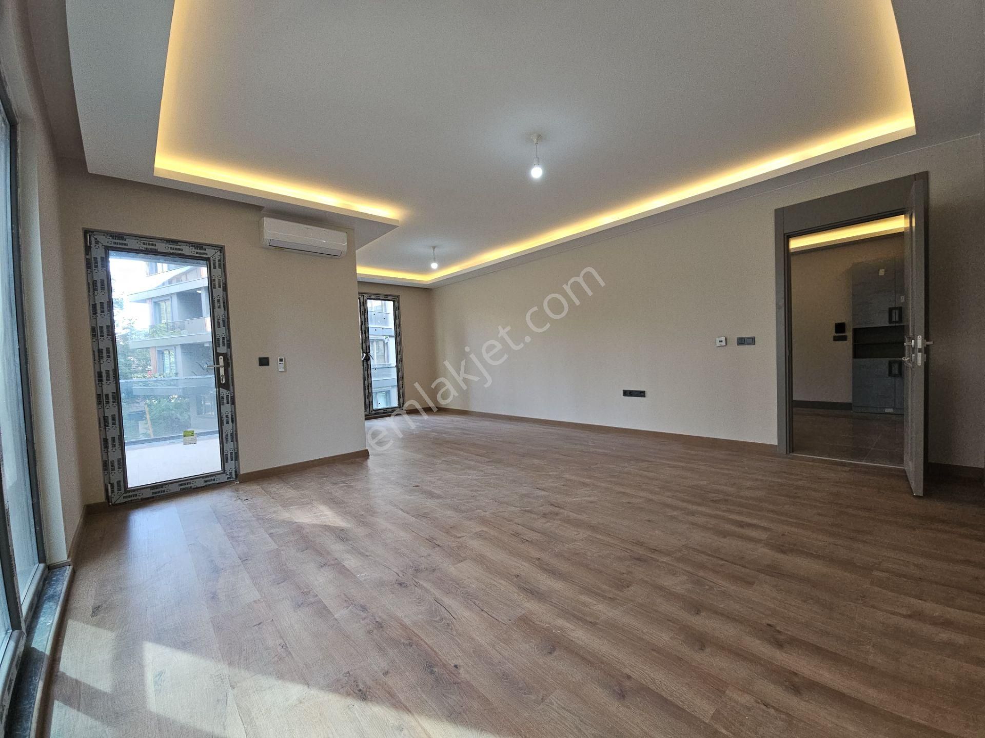 Üsküdar Çengelköy Satılık Daire Has Bahçe Evlerinde Sıfır Ara Kat 3+1/120 M2 Geniş Daire