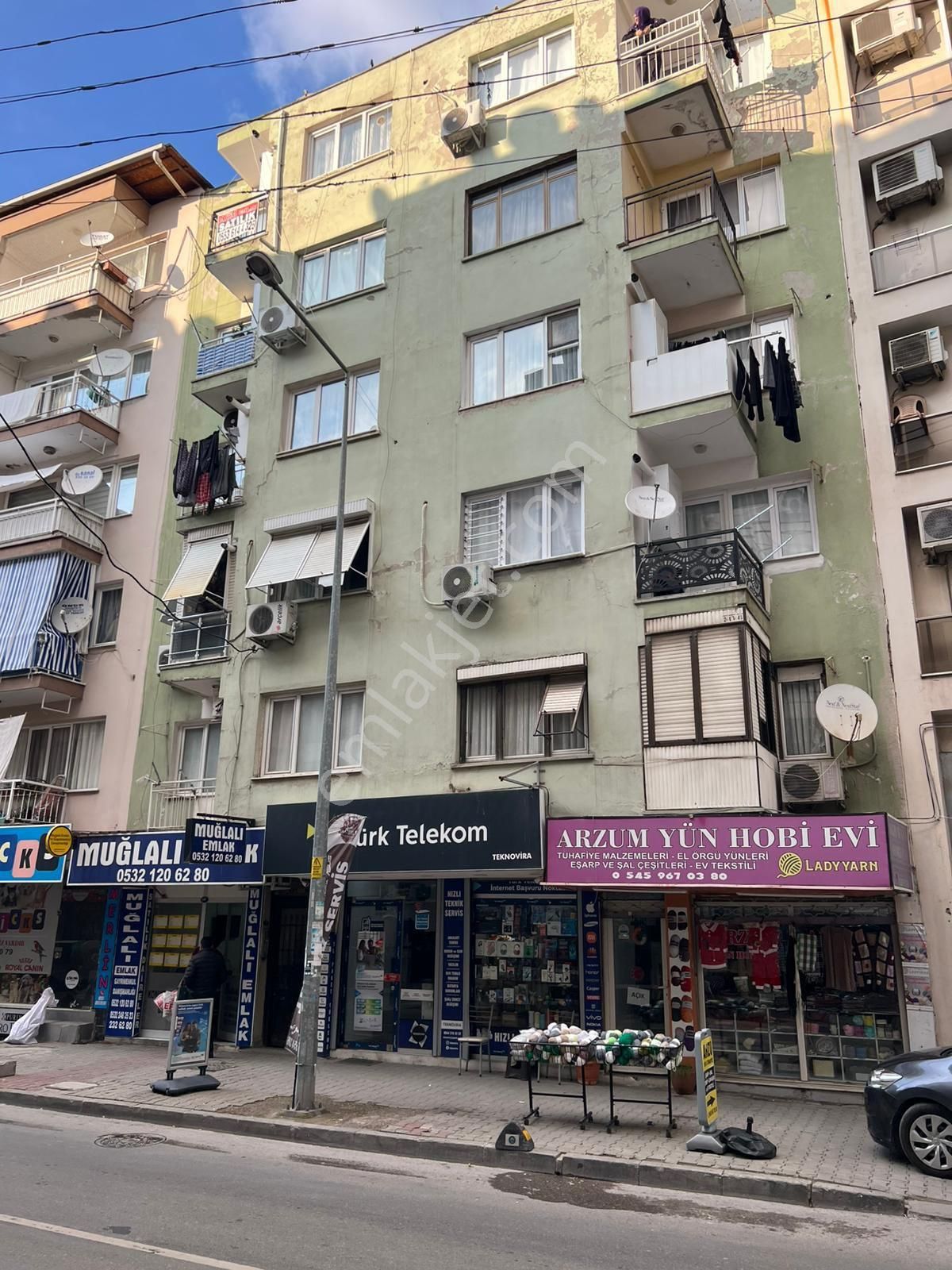 Karabağlar Esenlik Satılık Daire Yeşilyurt'ta Cadde Üzeri 2+1 Bakımlı Satılık Daire