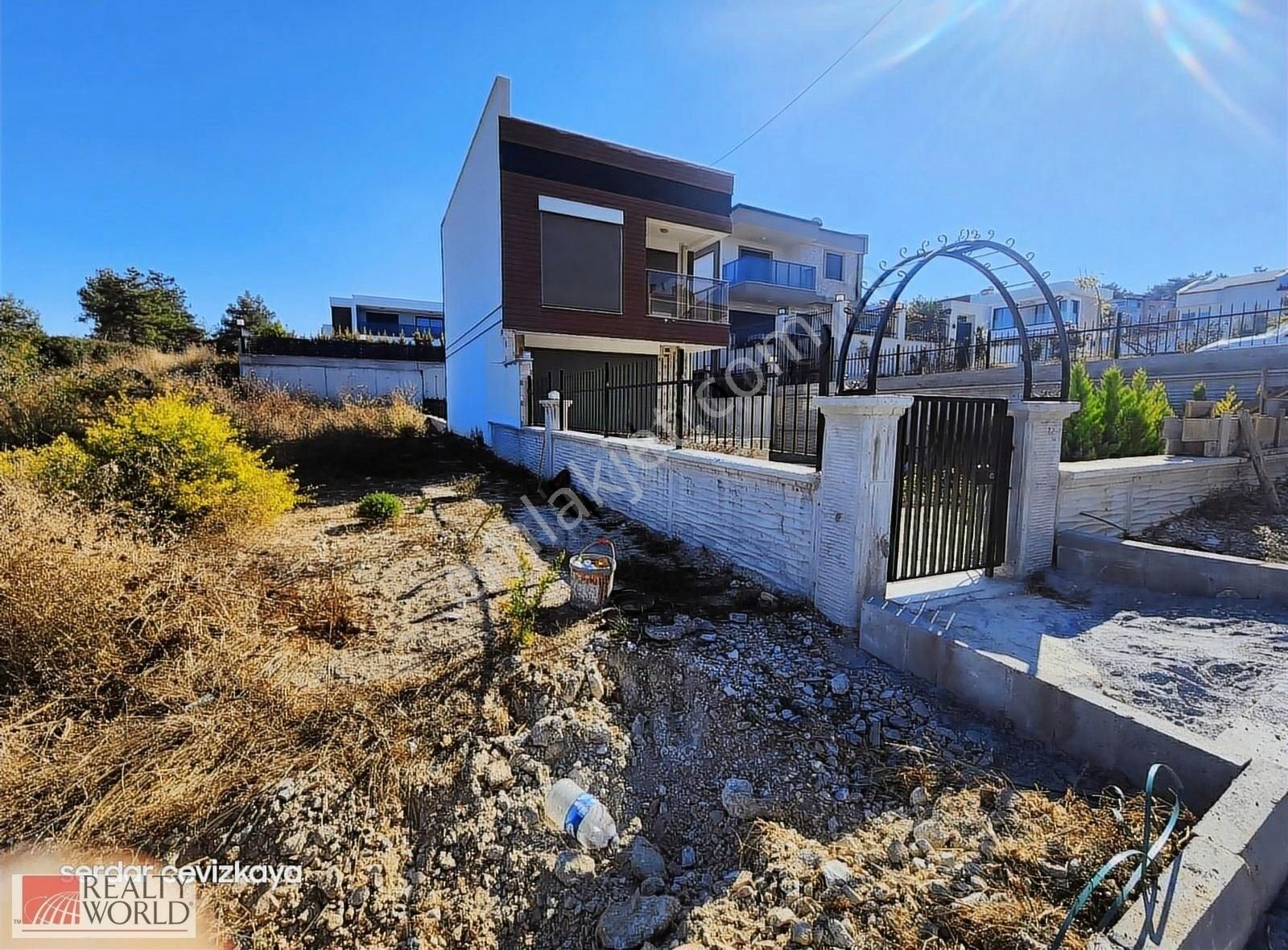 Kuşadası Soğucak Satılık Villa İmarlı Soğucak'ta Satılık 305m Deniz Manzaralı İnşaata Hazı İmarlı Arsa